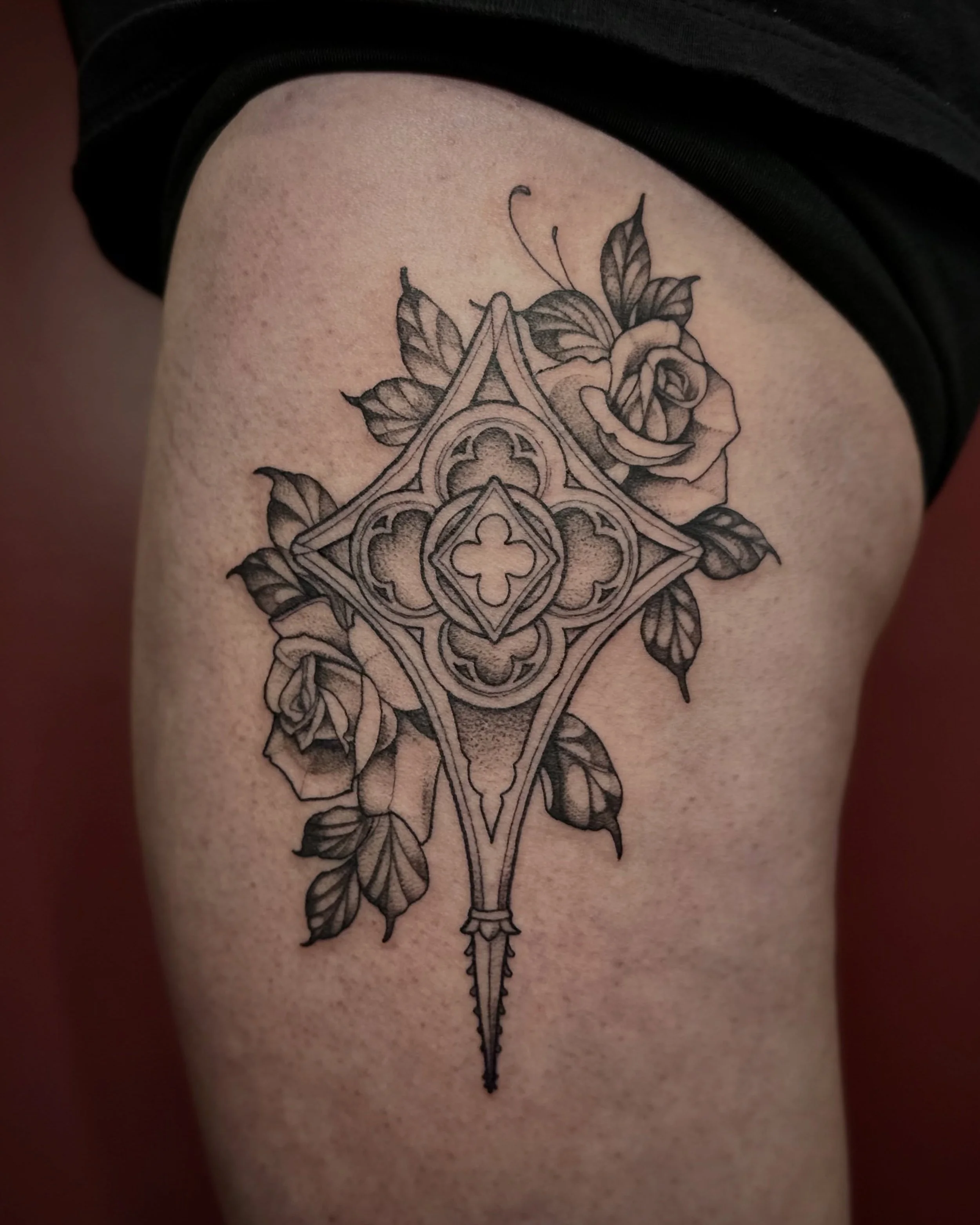 Here&rsquo;s one of my repeatable flash designs I got to tattoo a bit ago! Thanks so much for getting this one!! 🖤 
&bull;
&bull;
&bull;
#gothictattoo #rosetattoo #gothicornamental #ladytattooers #blackworktattoo