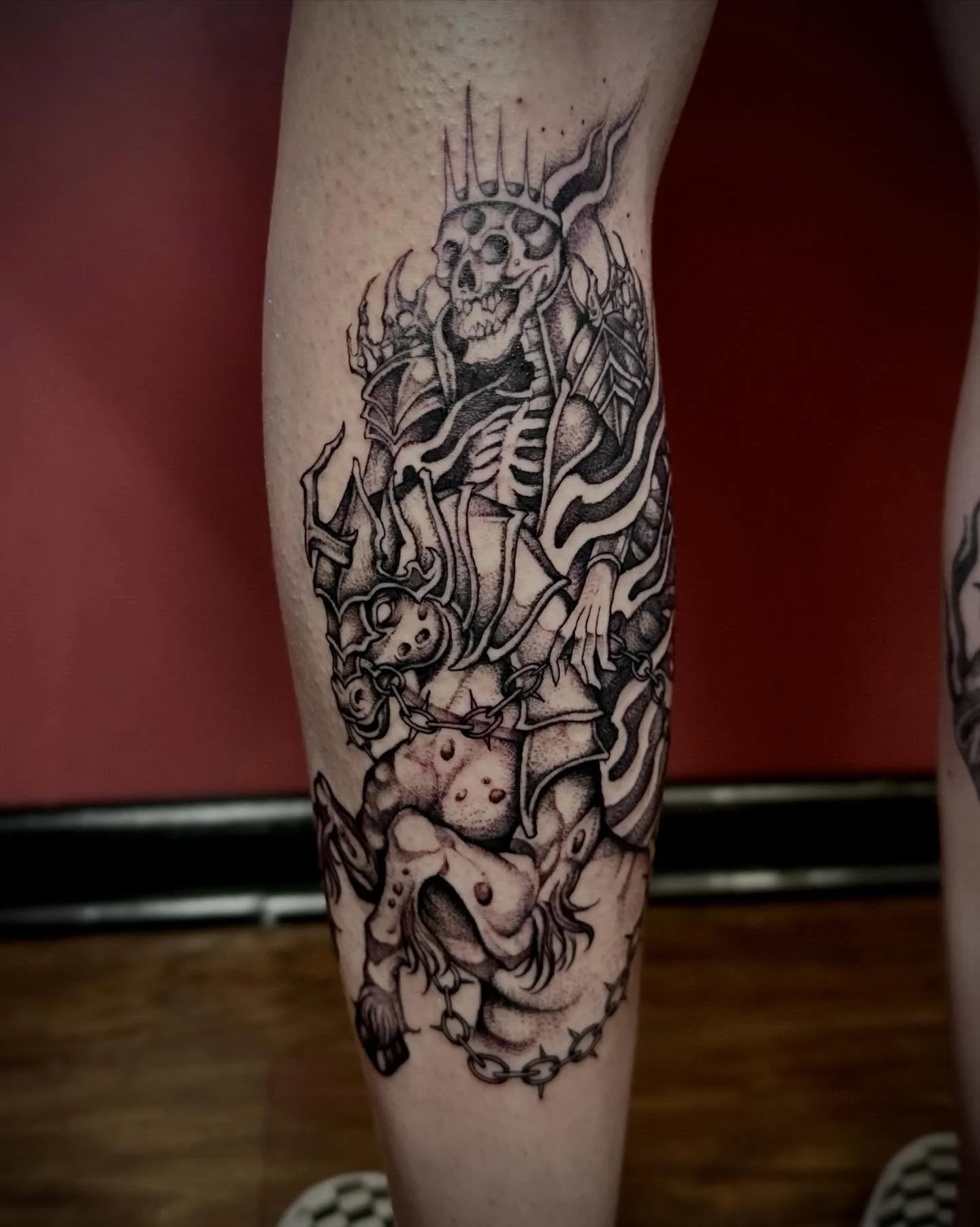 Realized I never posted this super sick skeleton knight from my pre-drawn designs I did a bit ago! Swipe for a video and a picture of a cool healed wizard piece I did! I just want to say thank you soooo much to my client for your continued trust in m