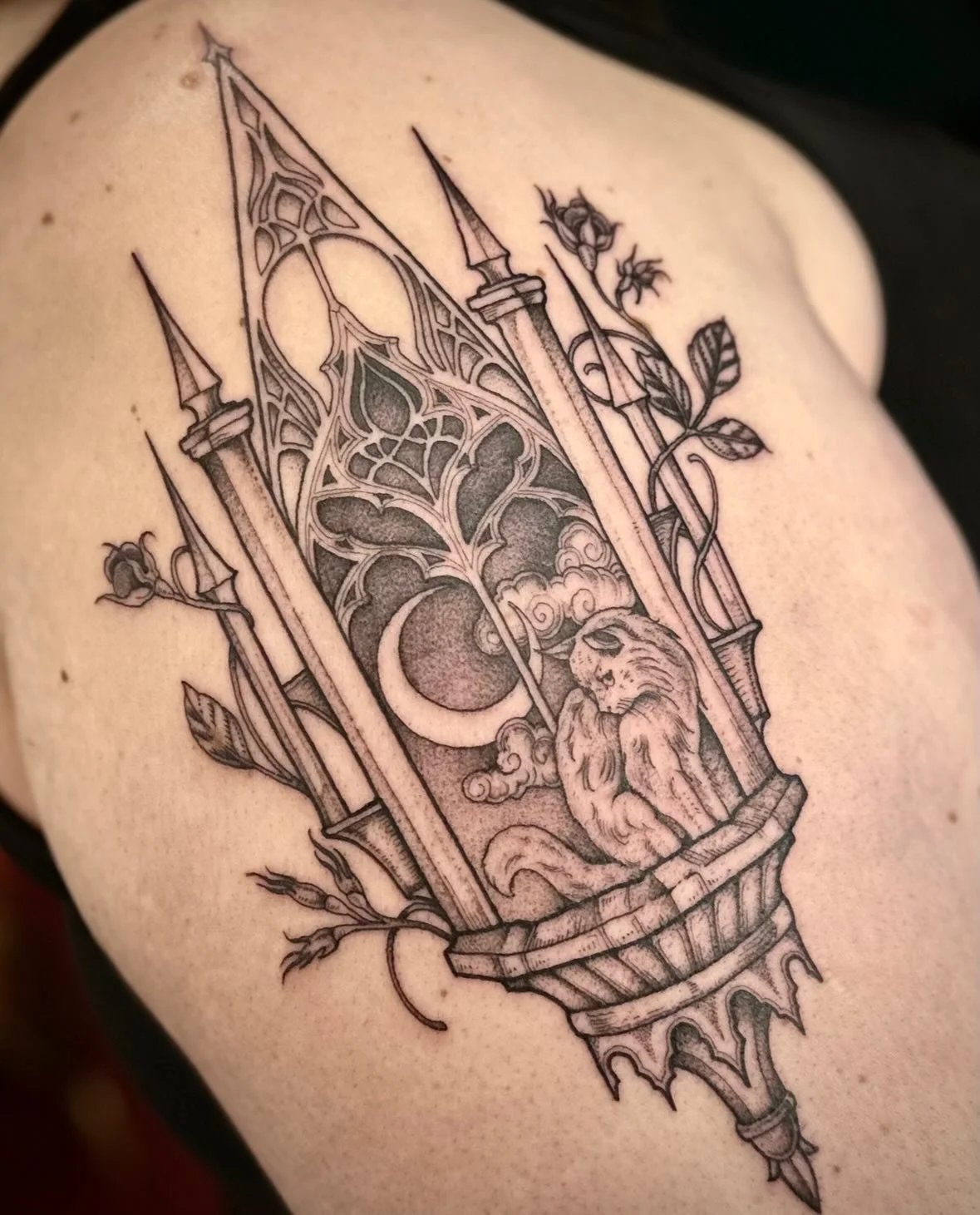 Obsessed with this castle window with a depiction of my clients cat I got to do recently! Thanks so much for trusting me to do this piece for you, I really love doing stuff like this! 🖤

#castletattoo #cattattoo #fantasytattoo #medievaltattoo #tatto