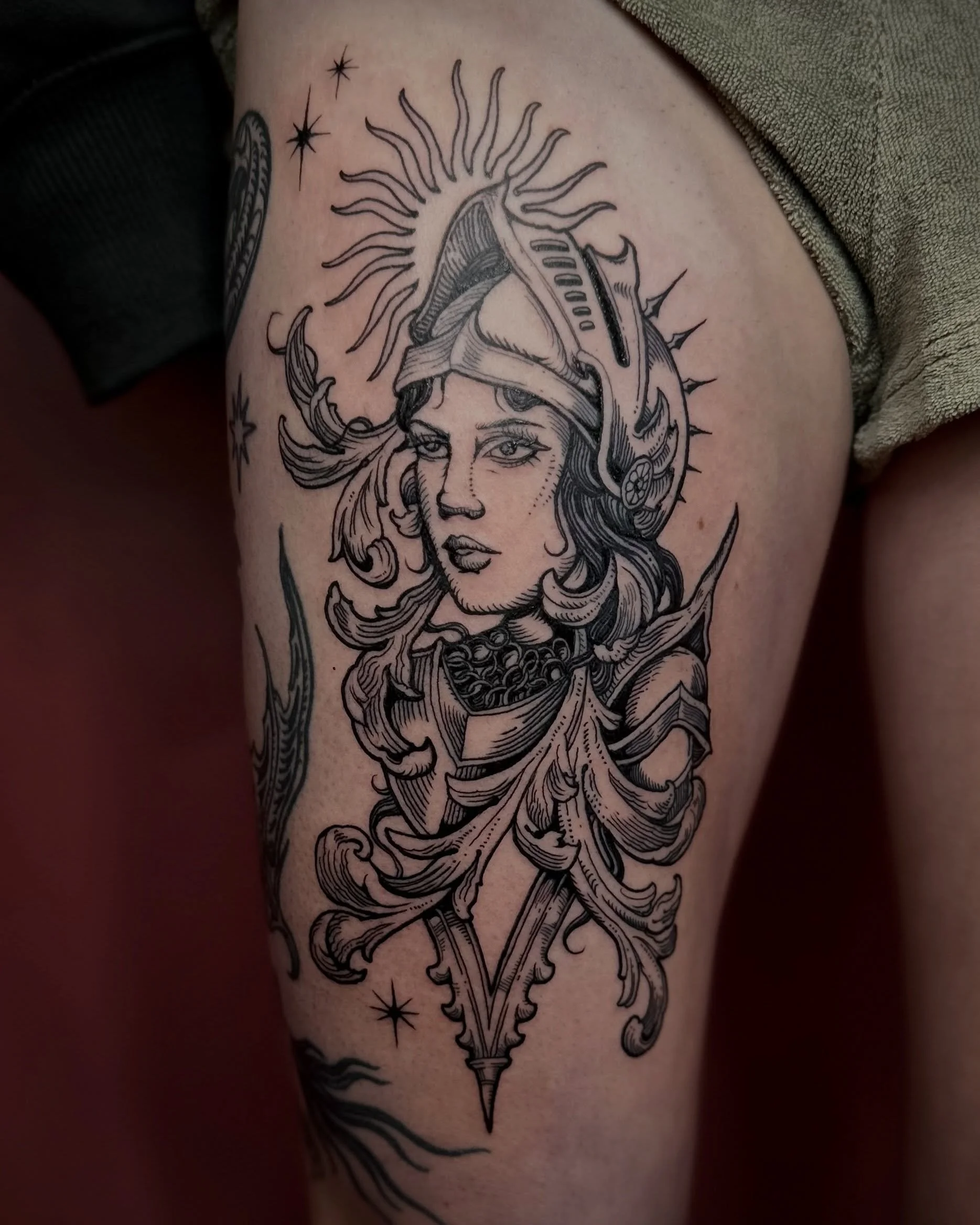 Woodcut style lady knight based off of my clients drawing next to a healed dragon piece I did (swipe for a lil video!) thanks so much again for your continued trust 🖤🖤🖤⚔️

#knighttattoo #medievaltattoo #woodcuttattoo #blackwork #blackworktattoo