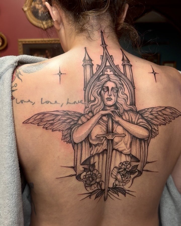 Crying angel back piece! Love this one 🖤 thanks so much for your trust! 

#angeltattoo #ladytattooers #backtattoo #blackworktattoo #swordtattoo