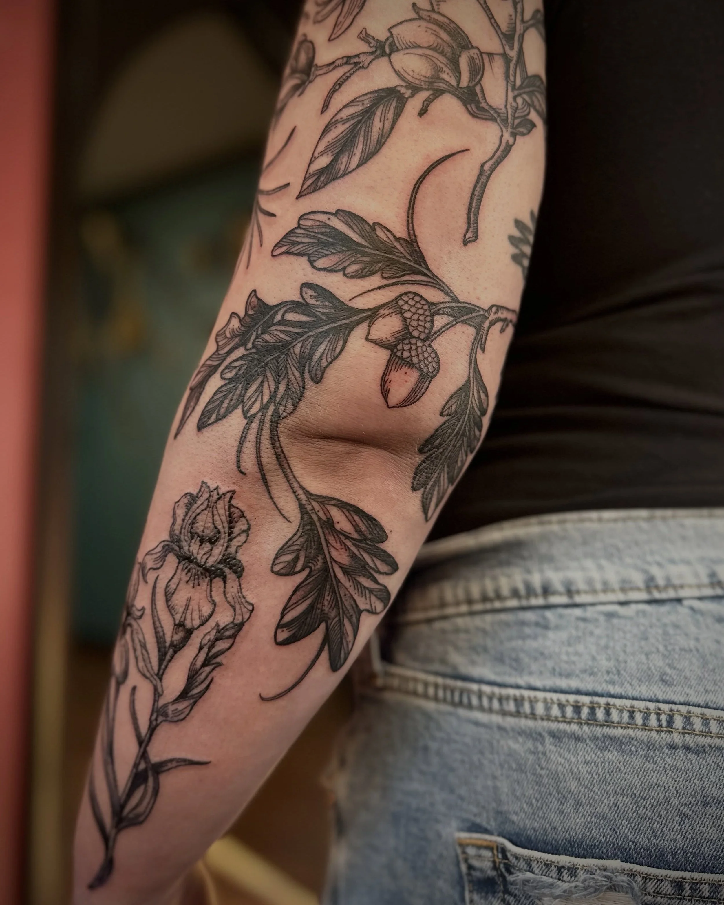 Some woodcut style New Jersey themed nature tattoos (iris flower, oak leaves, pine branch and magnolia flowers with a beer bottle 🖤) thank you so much for making the trip and trusting me with these tattoos and for sitting so tough and getting everyt