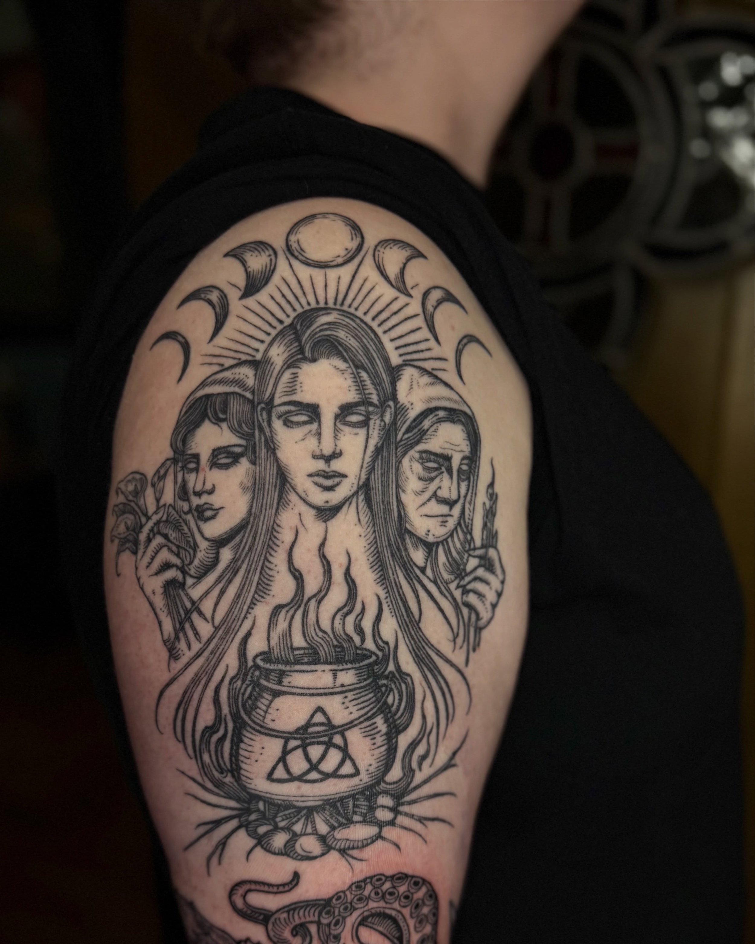 3 months healed witchy woodcut style piece based off of my clients idea! Thanks so much again for your trust, I love doing anything witchy (especially now that I&rsquo;m sick of summer and ready for fall 🍁)

#witchtattoo #blackwork #woodcuttattoo #b