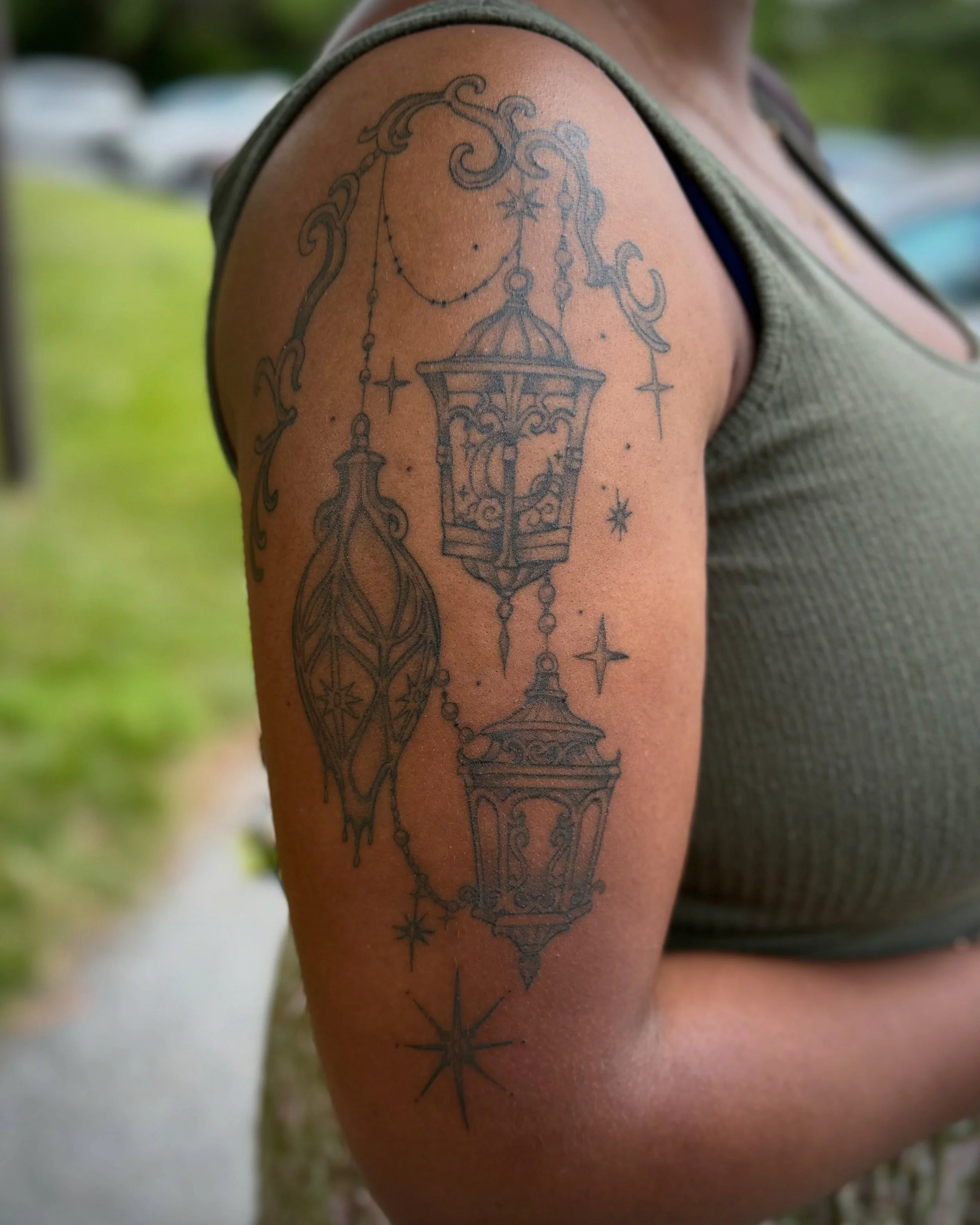 Healed picture of these super cute hanging lanterns I did based off of my clients drawing! Thanks so much for trusting me with this this piece ❤️

#lanterntattoo #ladytattooers #finelinetattoos #tattoosnob #armtattoo