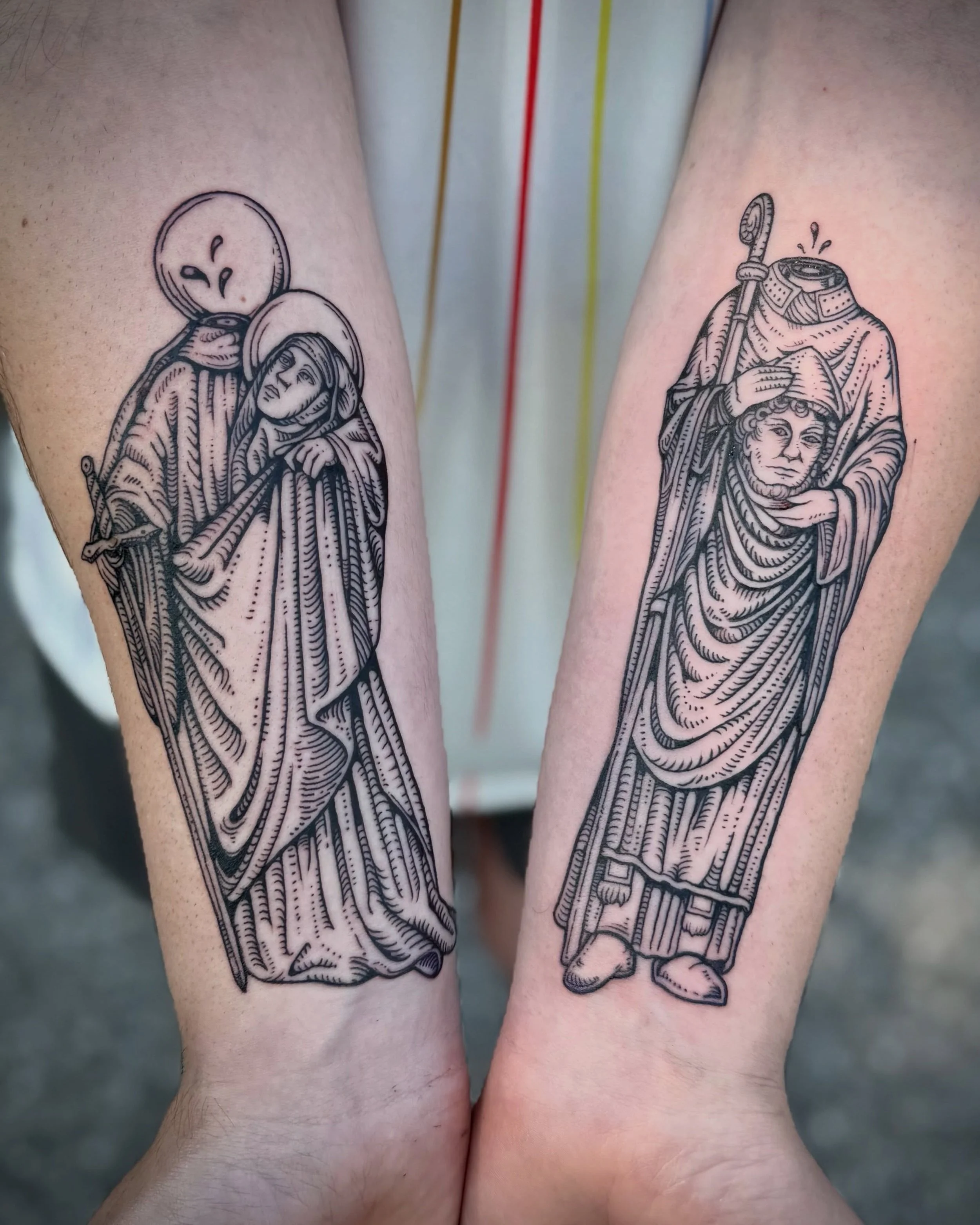 Woodcut beheaded saints from my pre-drawn designs! I was so excited to get to tattoo these pieces as a set, thank you so much to my client for getting both of them, I absolutely love this placement! ⚔️

#sainttattoo #woodcuttattoo #blackworktattoo #t