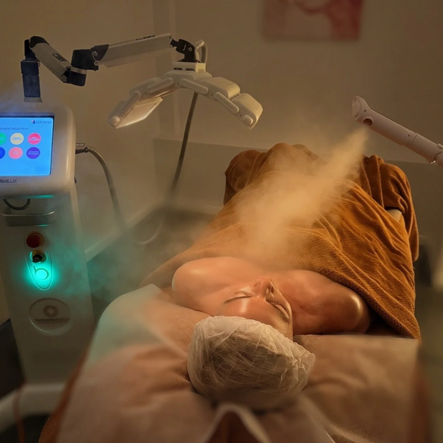 Have you seen our LED packages???

✨LED Initial Treatment/Stand alone treatment
Double cleanse, exfoliation, LED, aftercare products. 30 minutes $99
✨6 x LED Sessions (save 114) $480
✨12 x LED Sessions (save 488) $700
✨Microdermabrasion 30min clinica