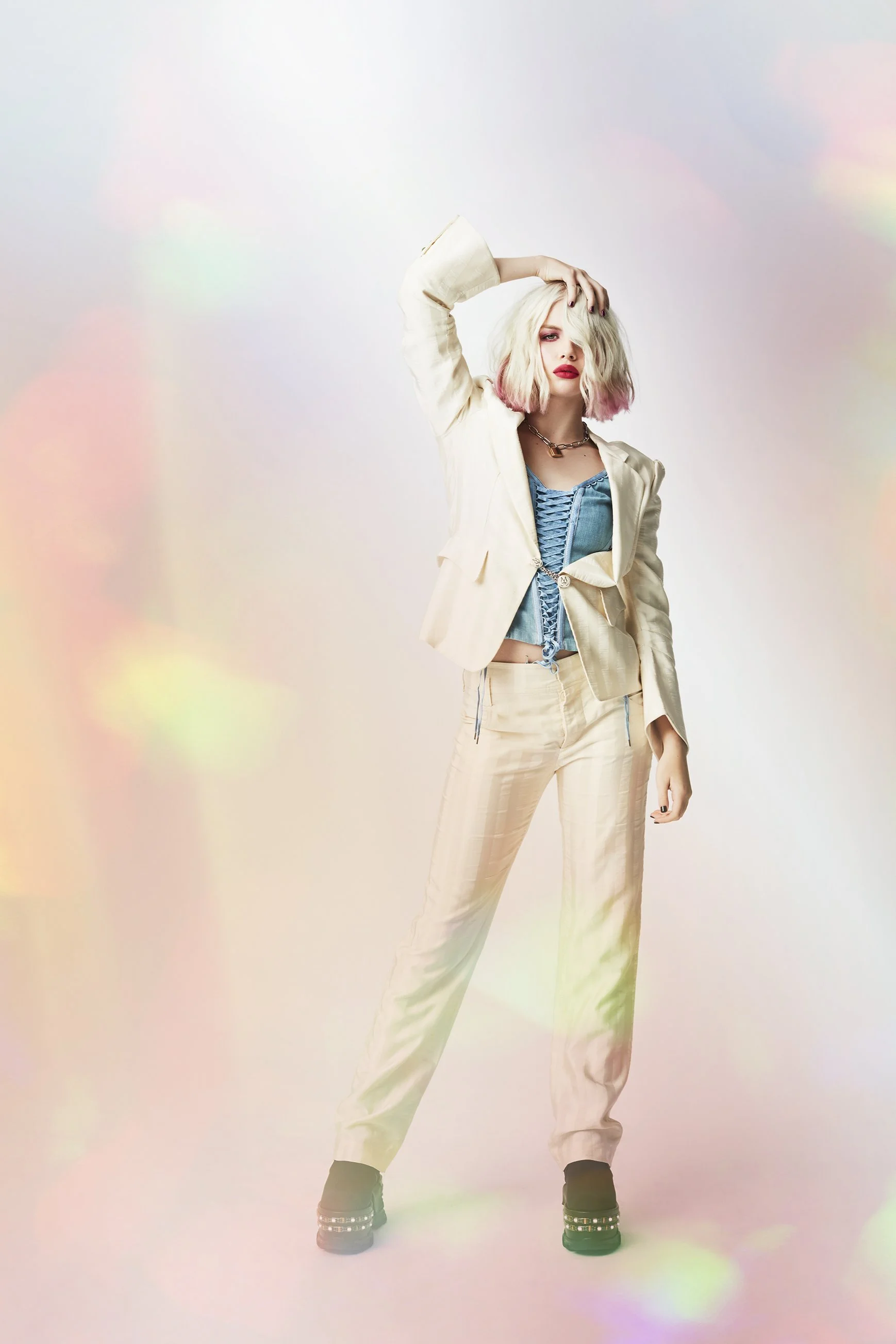 ESTELLE_02_SEAMLESS_2914_LightFlares.jpg