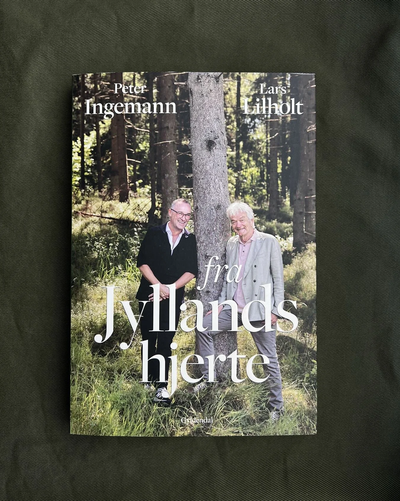Design af indhold og omslag til &lsquo;Fra Jyllands hjerte&rsquo; af Peter Ingemann og Lars Lilholt for Gyldendal 

#BookDesign #CoverDesign #BookCoverDesign #Bookstagram #EditorialDesign #PublishingDesign #Bogdesign #Bogomslag #Danskeb&oslash;ger #G
