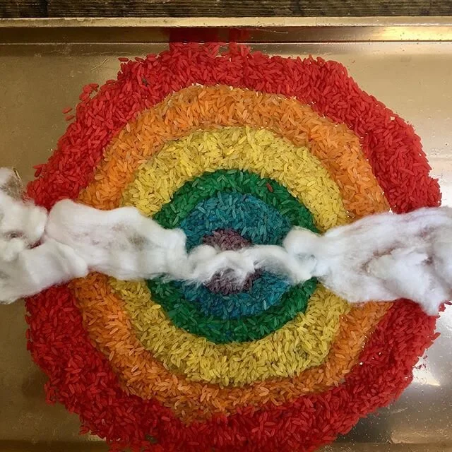 I cannot wait to see how that will finish !  Kids, you have &laquo;&nbsp;Carte Blanche&nbsp;&raquo;! - 💥 🥄 🏺 💥 -  #eyfs #eyfsideas #eyfsinspiration #earlyyearsideas #earlyyearseducation #earlyyearsgarden #play #fun #messyplay #rainbow #rice