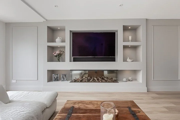 HAMPSHIRE HOUSE // MEDIA WALL
⠀⠀⠀⠀⠀⠀⠀⠀⠀
Seamless Media wall from a project in 2023. 
Our site and workshop teams came together to create this stunning media wall — with traditional style Georgian wall panelling, a secret bookcase hidden behind