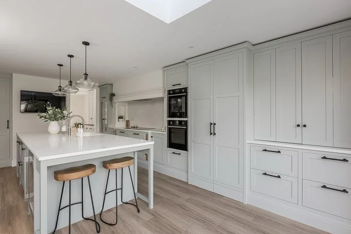 HAMPSHIRE // KITCHEN & UTILITY
A timeless in Frame Shaker Kitchen project in Hook Hampshire completed in 2024. In Frame square edge with Shaker doors.
⠀⠀⠀⠀⠀⠀⠀⠀⠀
Featuring some truly bespoke details such as Secret Doors on Soss Hinges and Applianc