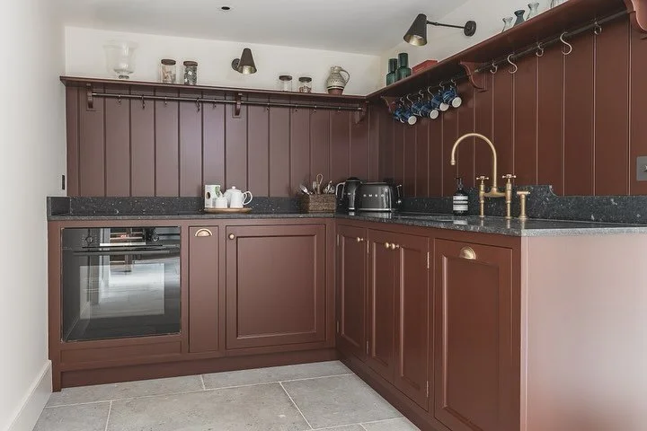 COTSWOLDS // KITCHENETTE
Small but Mighty. Kitchenette at our recent Cotswolds project. InFrame square edge with Small Ovolo Door Profile.
Featuring some essentials for the beautiful Guest House Kitchenette, including built in Fridge, Oven, Hob, Dis
