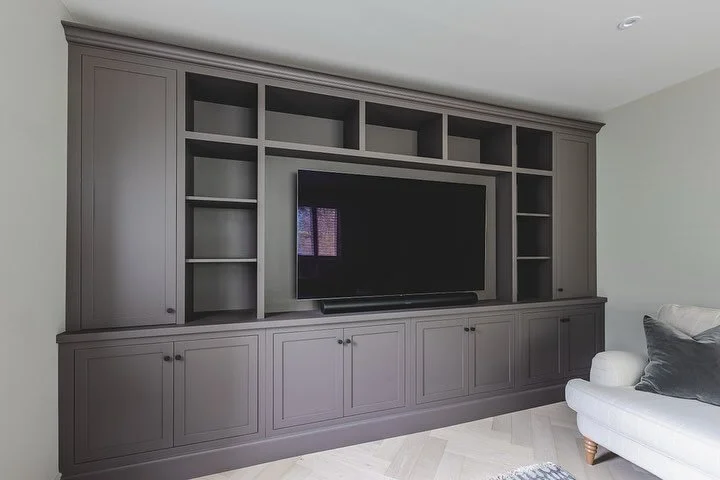 MEDIA WALL #2 // FARNHAM SURREY
⠀⠀⠀⠀⠀⠀⠀⠀⠀
Media wall #2 as part of a project in Hampshire. Upper Doors disguise unsightly boxing in. Timeless shaker in frame design with open shelving and low level cabinet storage. Square edge face frame with doors h