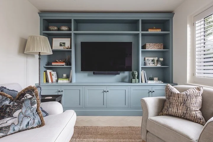 MEDIA WALL // FARNHAM SURREY
⠀⠀⠀⠀⠀⠀⠀⠀⠀
Media wall as part of a small and elegant project in Hampshire. Timeless shaker in frame design with open shelving and low level cabinet storage. Square edge face frame with doors hung on concealed hinges. Hand