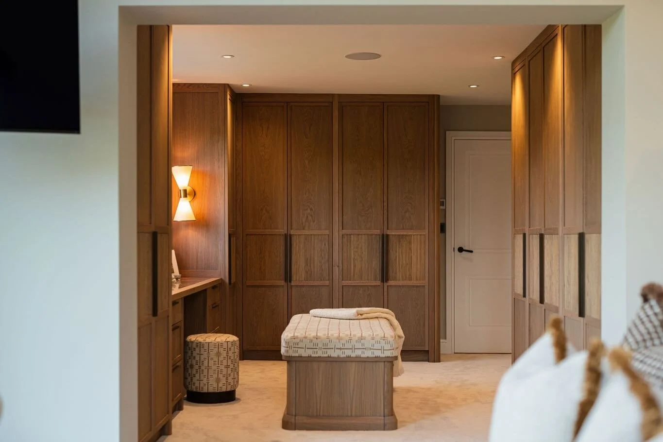 MASTER DRESSING ROOM // HILL HOUSE
⠀⠀⠀⠀⠀⠀⠀⠀⠀
Bespoke oak wardrobes designed with every detail carefully considered. Solid oak doors with oak veneer panels are paired with reeded oak middle panels from @the_surface.studio , all finished in a mid tone 