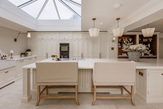 KINGSDOWN // KITCHEN
⠀⠀⠀⠀⠀⠀⠀⠀⠀
Introducing Kingsdown, an unusual room shape, a serious design puzzle, and a kitchen designed &amp; built with solving it in mind.
⠀⠀⠀⠀⠀⠀⠀⠀⠀
Design - traditional in-frame, with a cockbead face frame and ovolo door detai