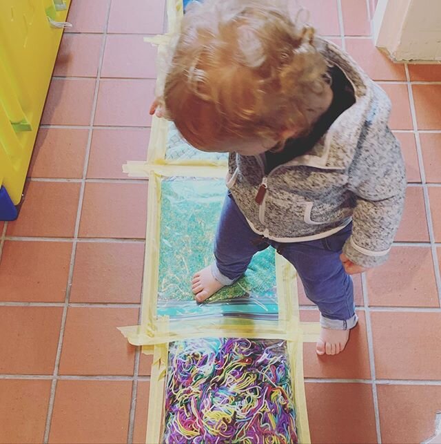 🦶 s e n s o r y  s t o m p 🦶 .
.
We had a whinge fest of a day yesterday so I tried out @play_at_home_mummy sensory walk idea (thank you!!). It was definitely more of a sensory STOMP in our house, but it reset the mood nicely.
.
.
I used giant zipl