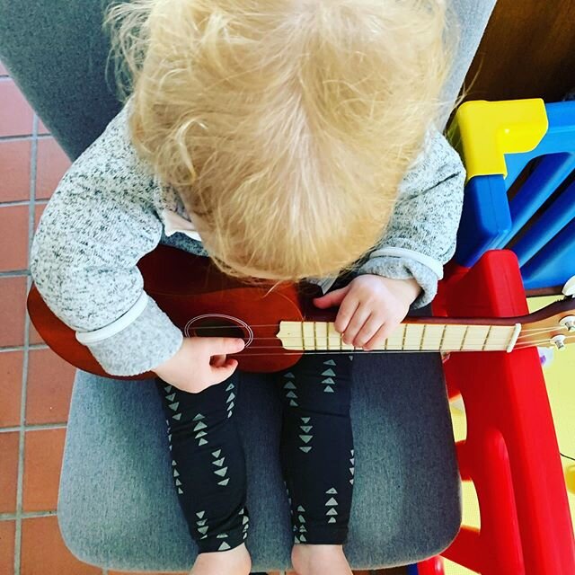 🎶 m u s i c  m a k i n g 🎶 .
.
Like most toddlers, Osk adores making NOISE. His favourite words are BANG and STOMP. He is also obsessed with anything that makes noise, like books that play tunes or farmyard sounds. .
.
I saw this ukelele online and