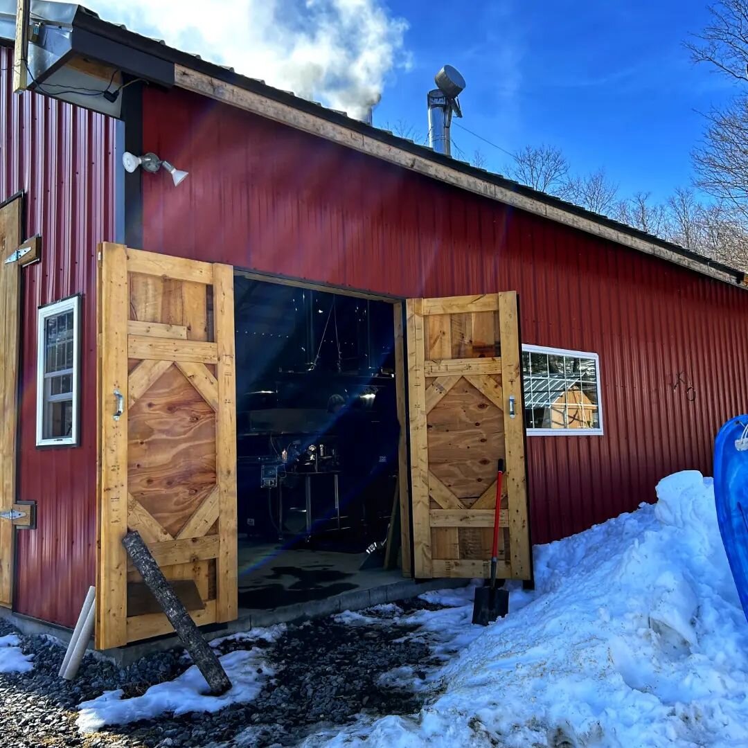 ☀️We have not had many sunny sap boils this season but the forecast looks promising!!☀️

We have collected boat loads of sap on sunny days and we can't wait to boil when the weather is nice. Things are looking good the next few days. We have our work