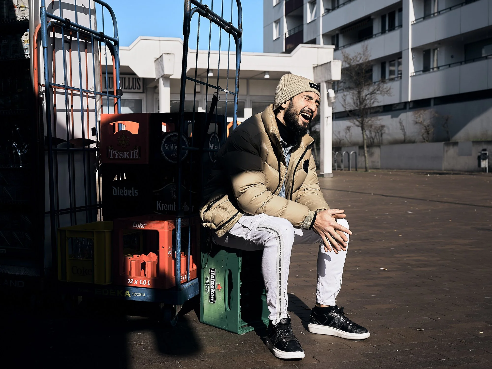 "Ich arbeite mitten im Ghetto" – Mustafa ist 28 Jahre alt und betreibt einen Kiosk mittendrin in Ratingen-West, einem sozialen Brennpunkt.