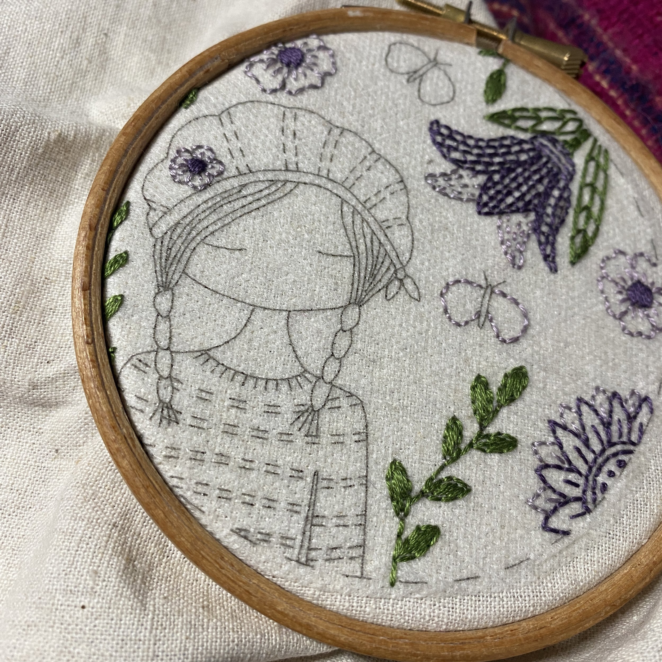 Learn how to load fabric in your hoop I beginner embroidery techniques 