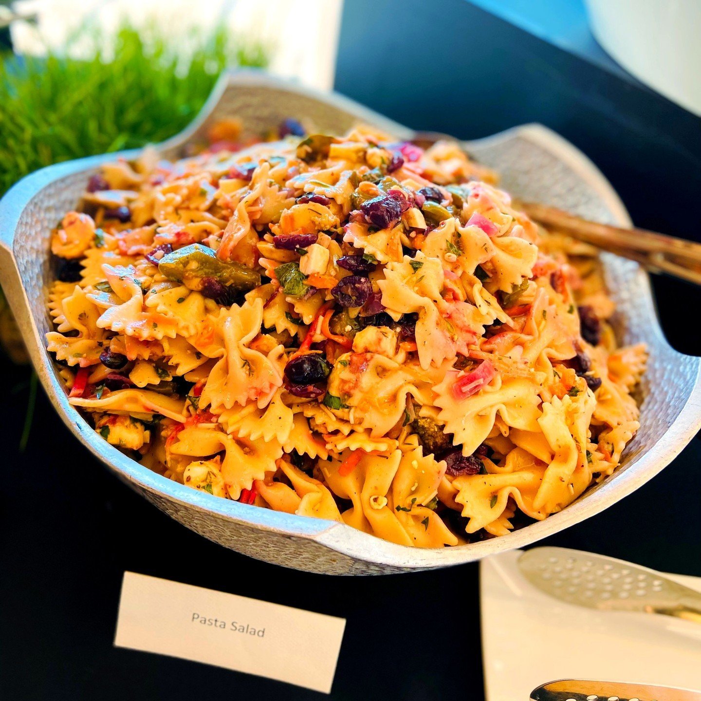 Indulge your senses with a bowl of Italian yumminess! This pasta salad will fill your tummy and leave you wanting more. 🍝