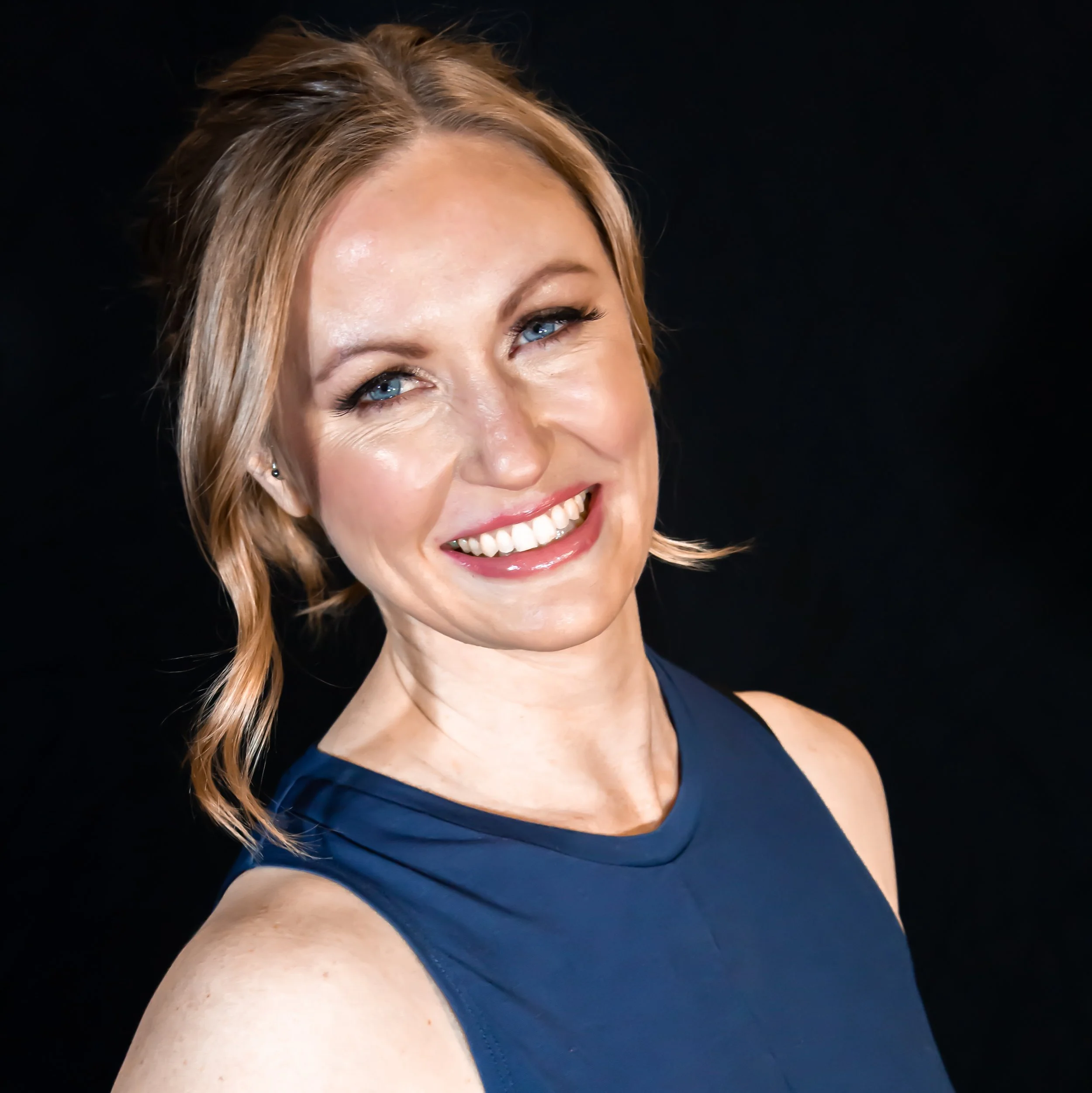 Ellen Waylonis headshot square.jpg