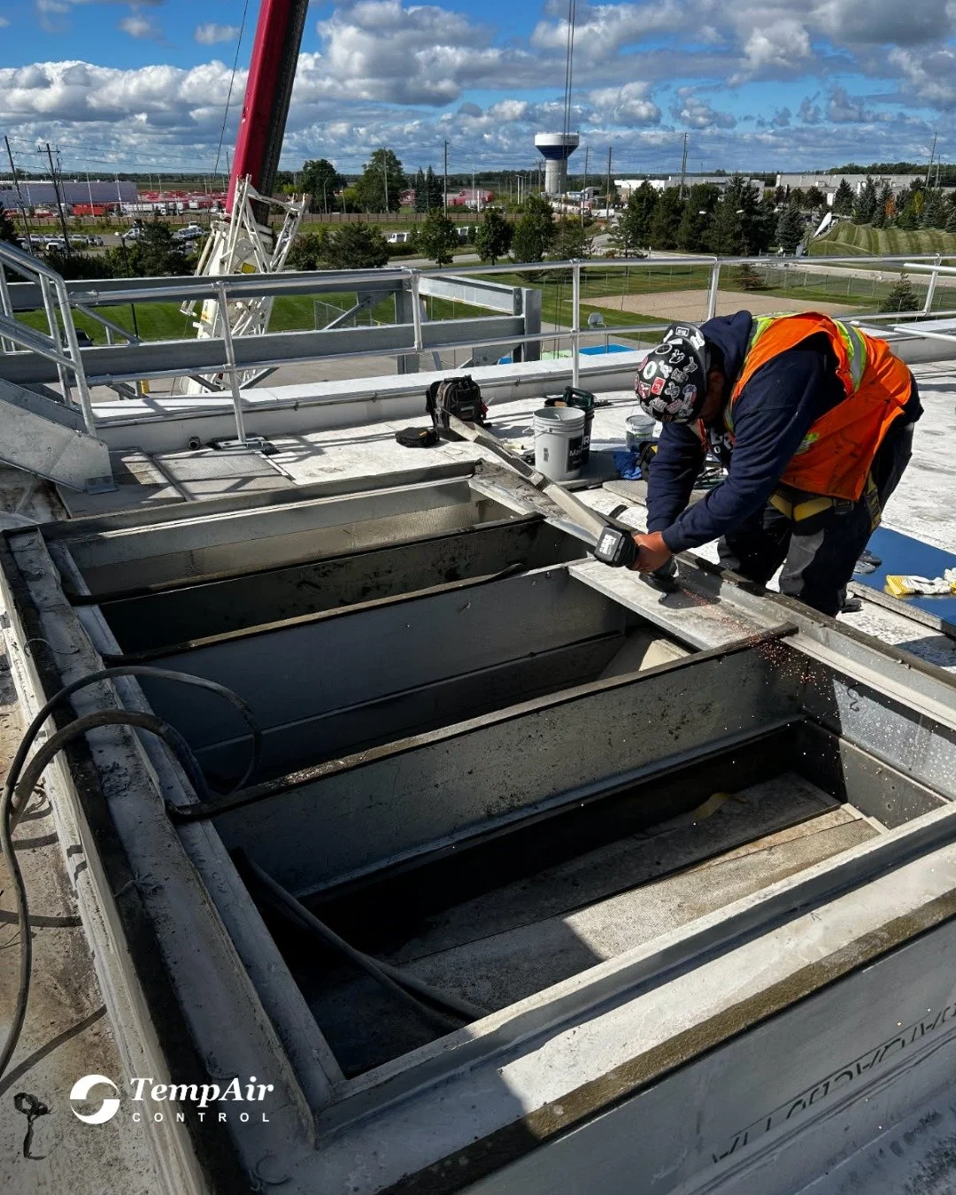 Sealing the deal!
Our team installed a large curb to help permanently fix the air leakage this unit was experiencing.
.
.
.
.
.
#curbinstallation #hvac #rooftop #tempaircontrol #onthejob #builttolast #install