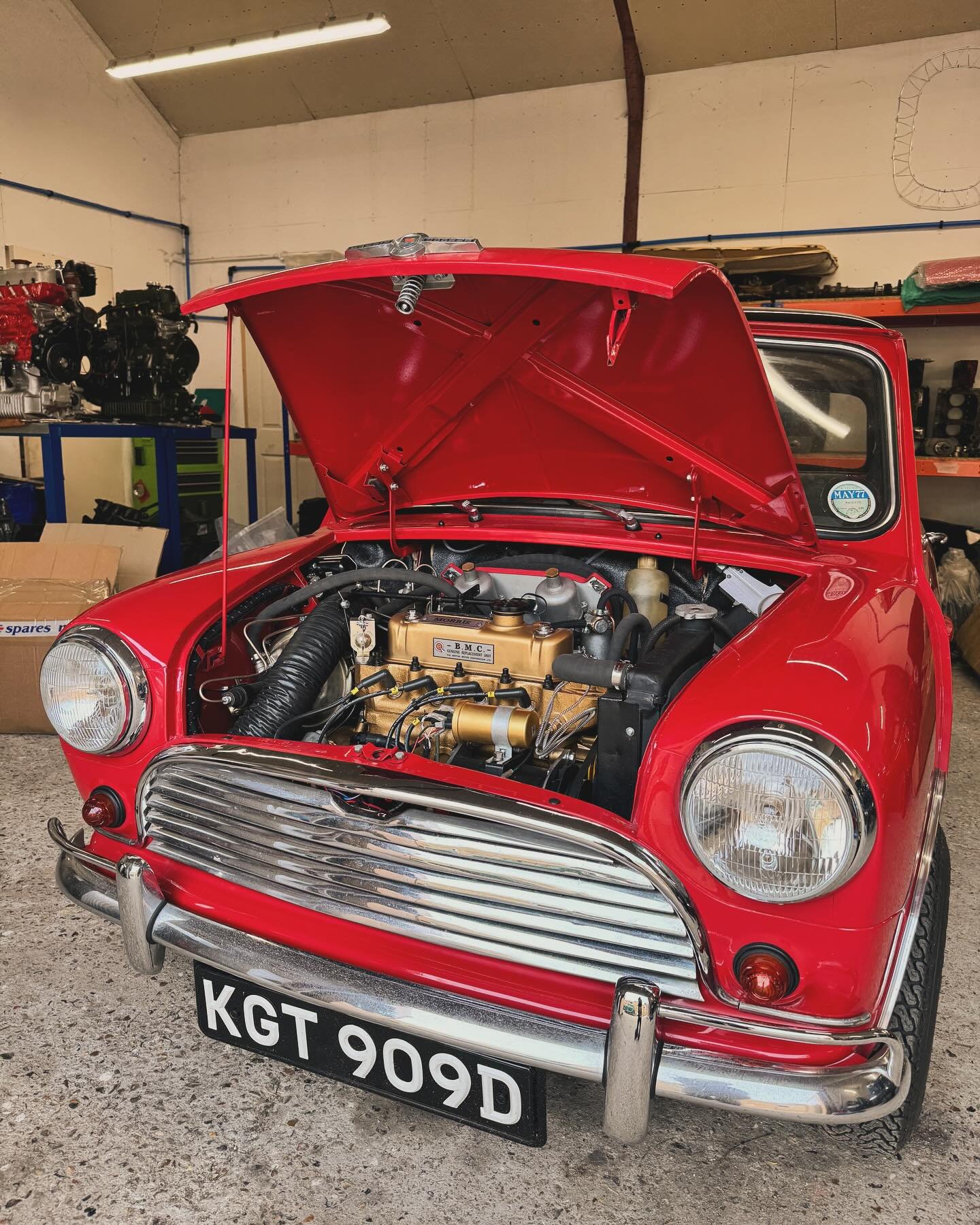 Really lovely to have @andys_minicooper_restoration back for some tweaking and spanner check. Another look over the hydro too as that seems to be relieving itself of fluid 🤔 #hydro #cooper #goldseal #works #rebuild #minispecialist 

📧 chris@crafted