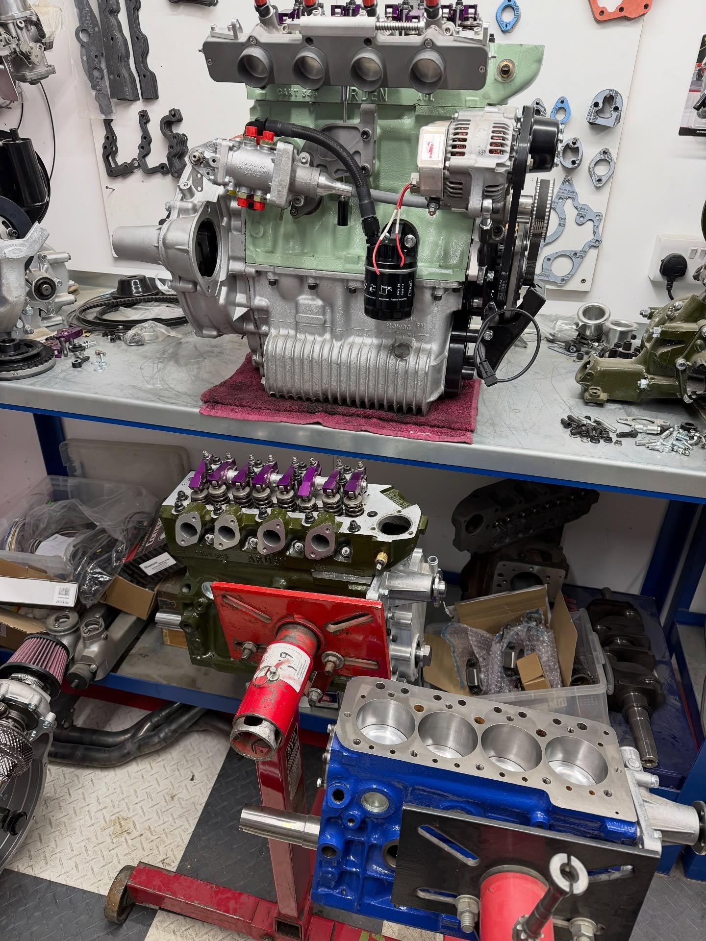3x 8 port engines in a row at different stages of assembly 😍🚀 Just a few weeks ago there would have been a 4th one too! That one was a 1380cc. The 3 here are 1310cc on Cooper S block and 2x 1460cc and all of them are all-steel multiweb setups from 