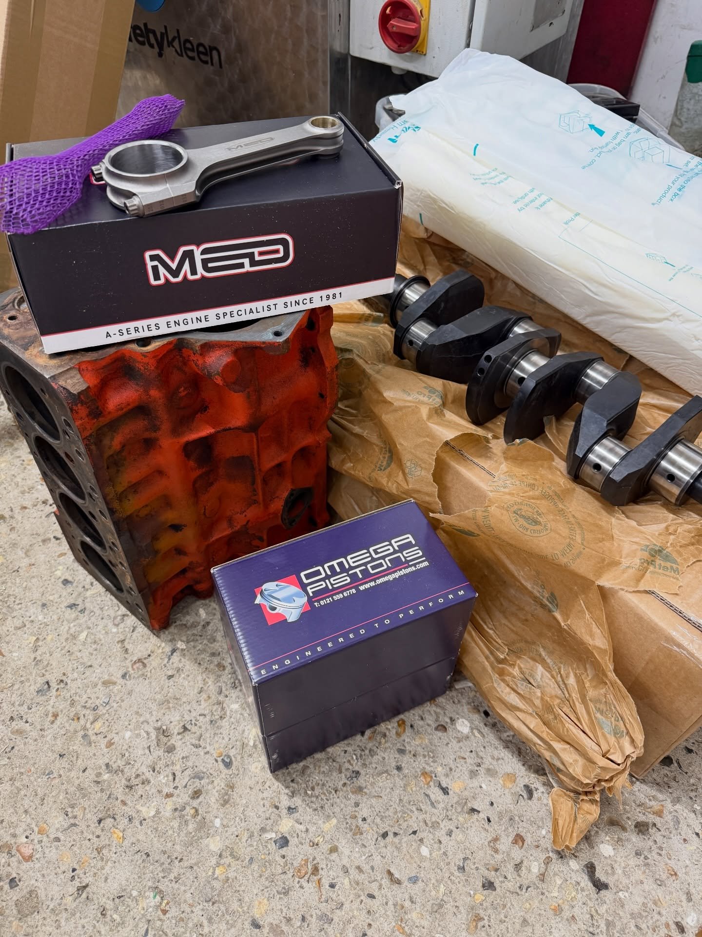Awesome little package soon to be making some noise for @porsche_ocd 
Been keen to try one of these new crank kits from MED since released. New A+ worked crankshaft with Omega cast pistons and A+ steel rods. 
📧 chris@craftedclassics.co.uk
www.crafte