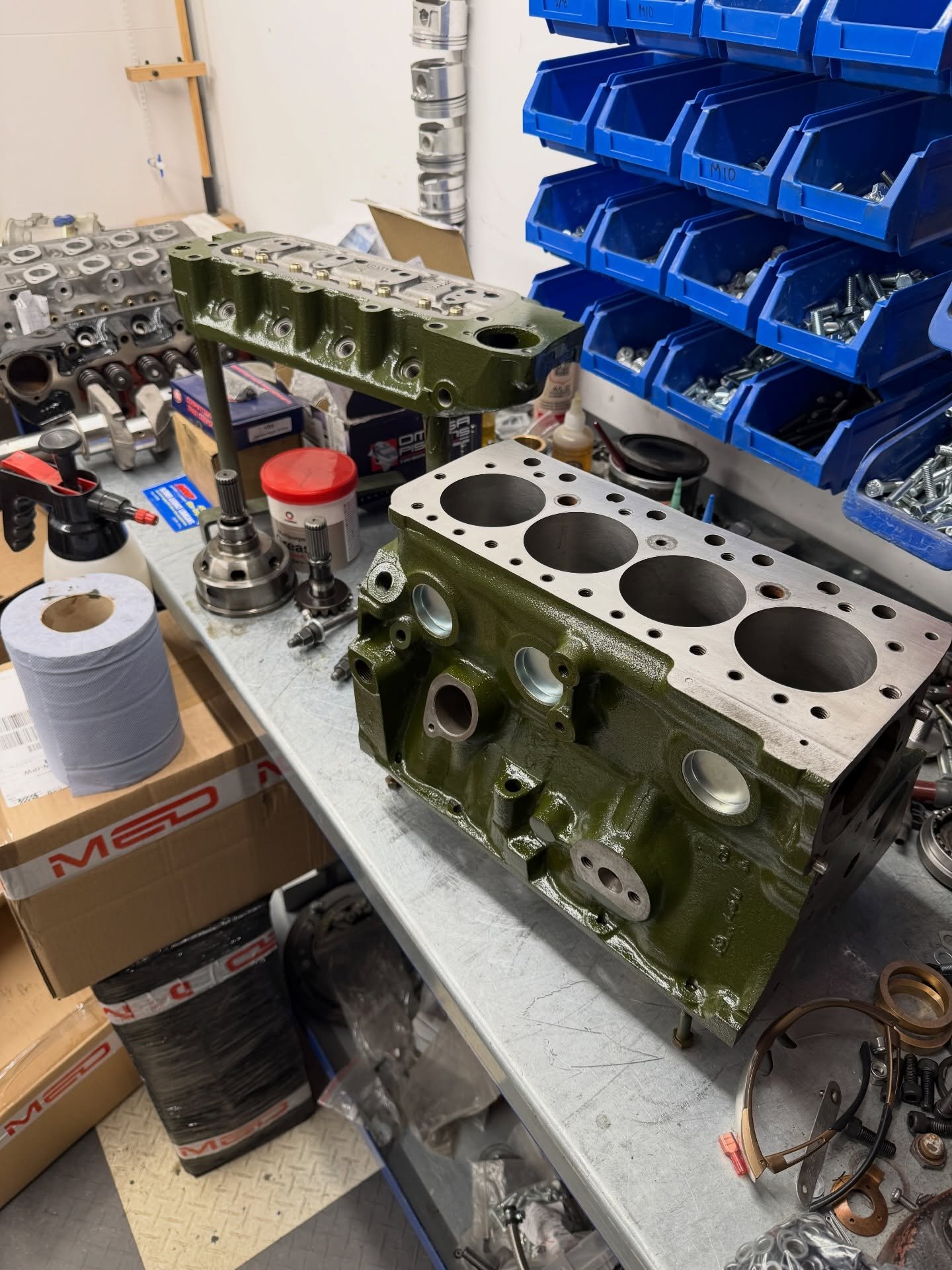 1071 Cooper S engine cleaned and painted ready for assembly. Not enough hours in the day to do what I need 😩
📧 chris@craftedclassics.co.uk
www.craftedclassics.co.uk
📞 01728628538

.
. 
.
.
.
.  #lovemyjob #clean #aseries #aseriesengine #aseriesspe