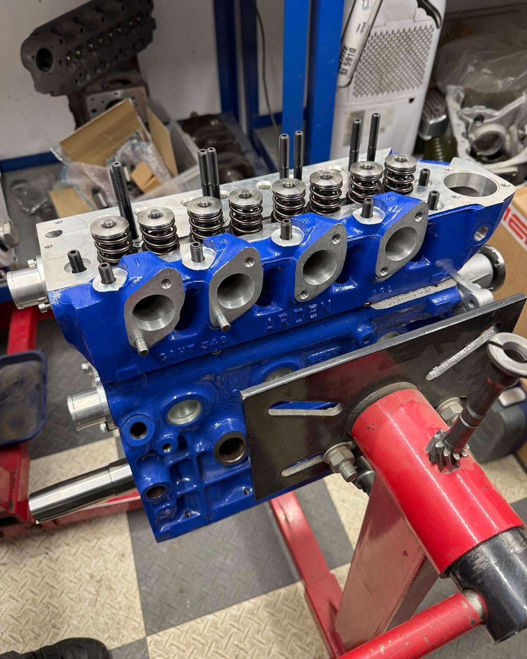 The race spec 8 port head is now built and test fitted to block. All looks good and has clearance from head gasket rivets as we are using an MLS Cometic gasket. Now for the assembly of throttle bodies 👀👀🚀 
#throttle #itb #fuel #octane #classiccars