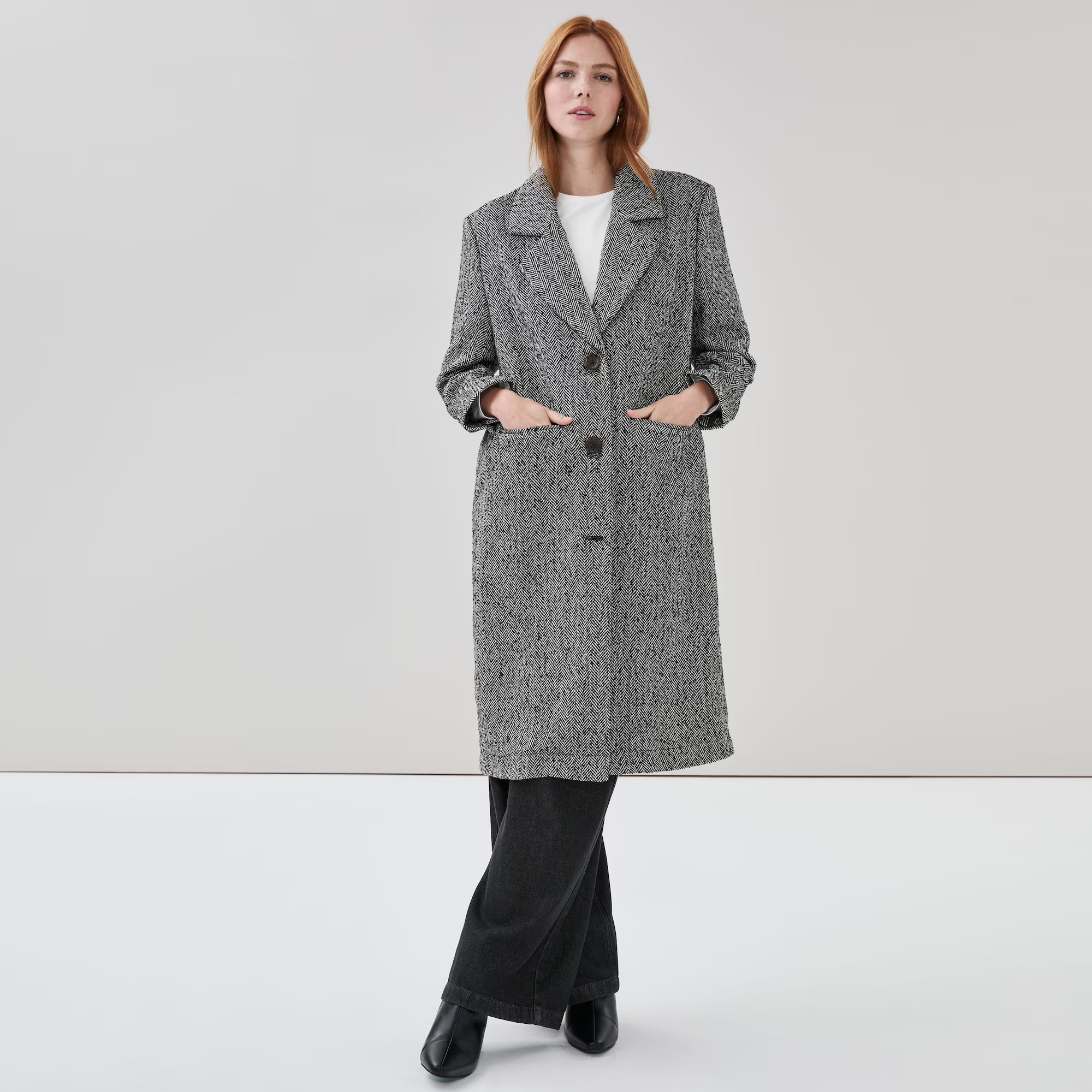f6wr079080_grey_on_figure_forward-facing_2000.png