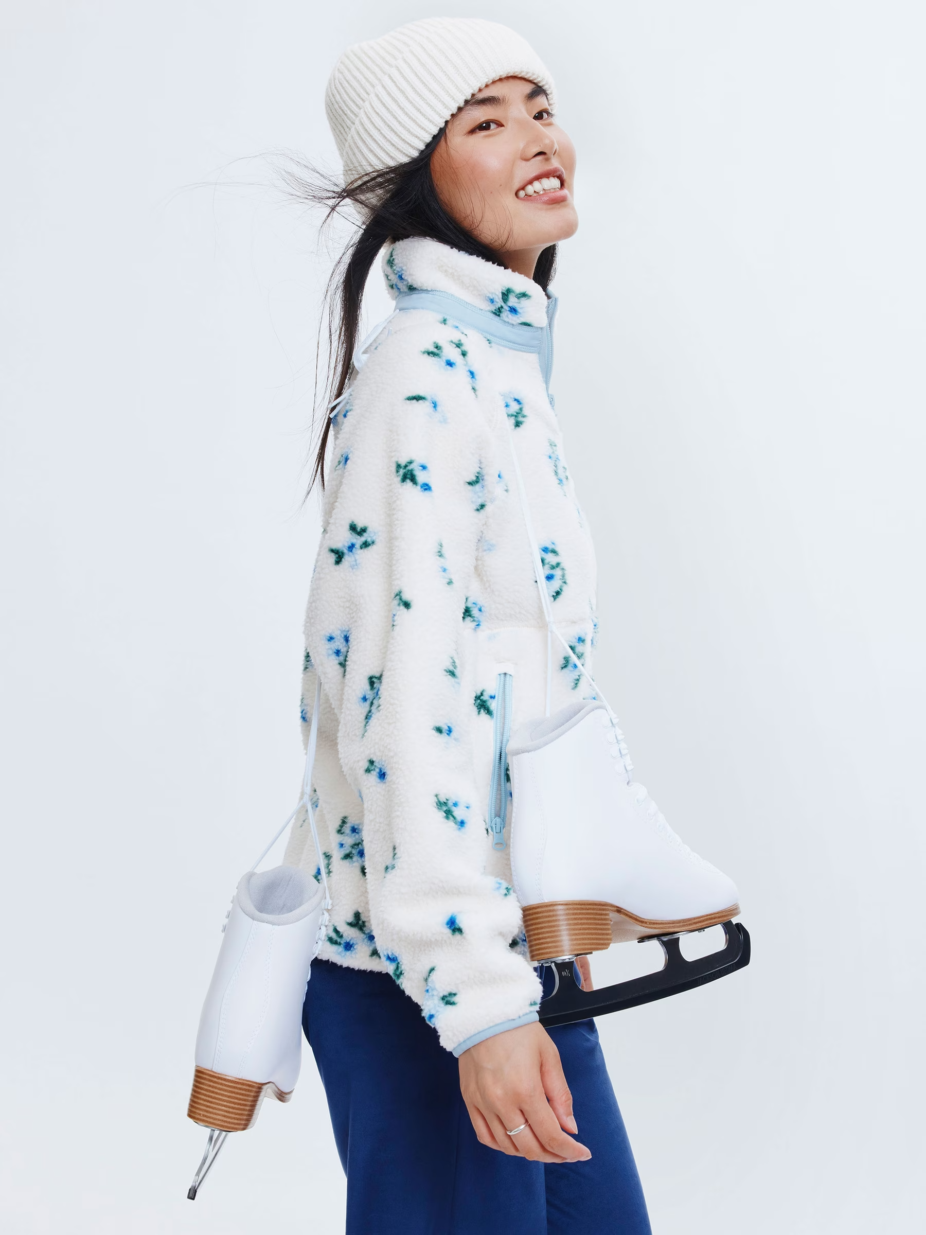 w6wr076085_off_white_on_figure_forward-facing_v2_1800_2400.png