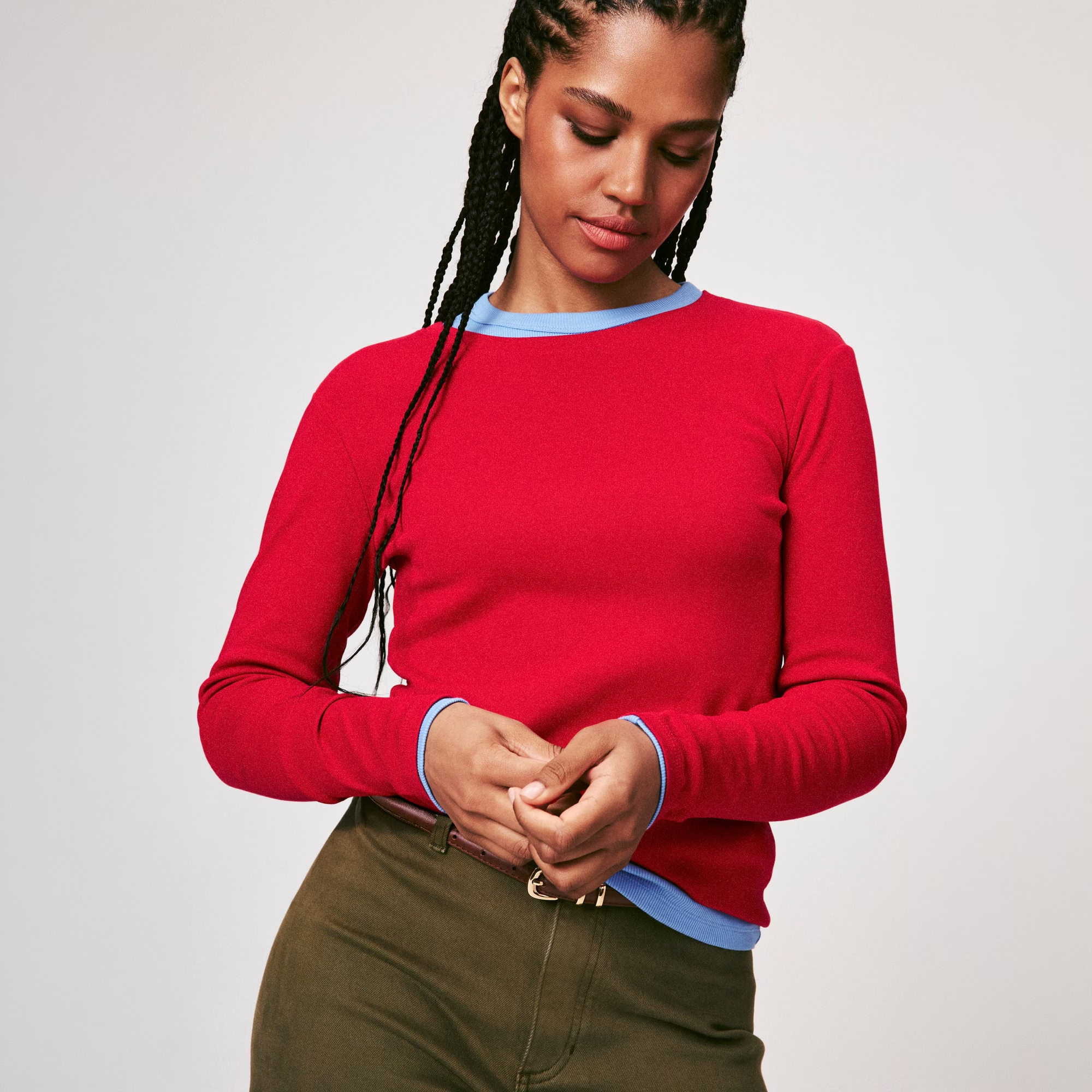 f6wr070087_red_on_figure_forward-facing_v1_2000.png