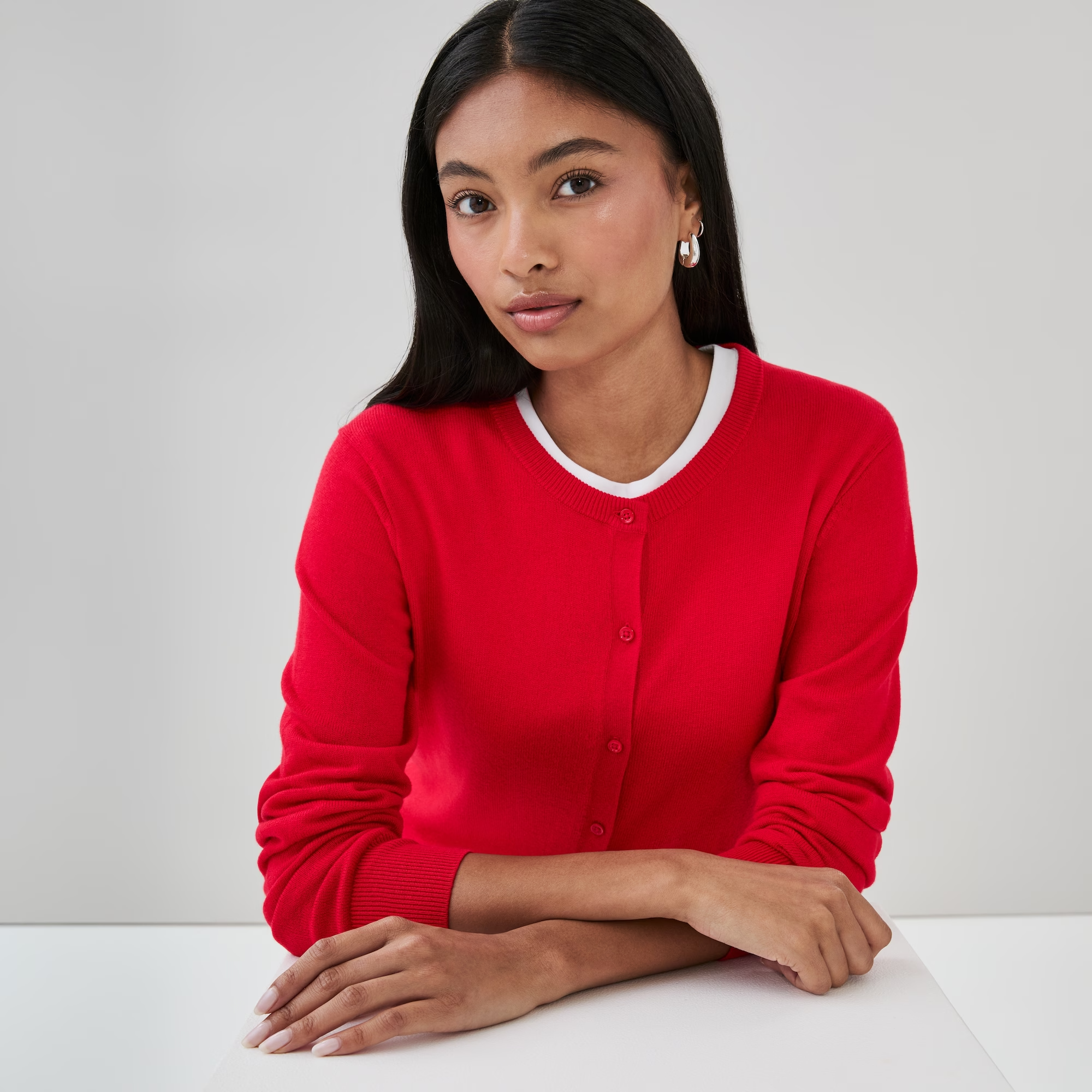 f6wr070950_red_on_figure_forward-facing_2000.png