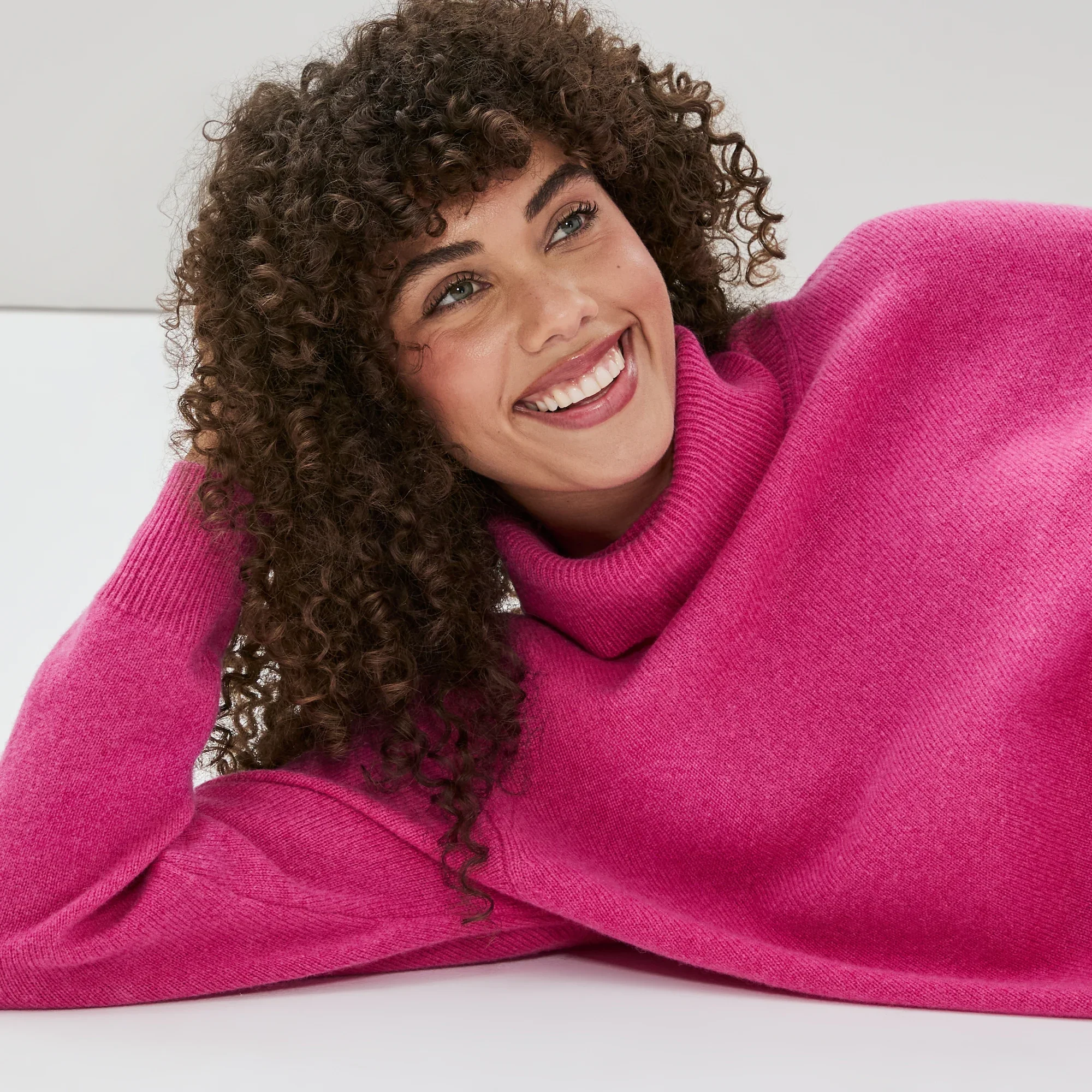 f6wr072460_bright_pink_on_figure_forward-facing_2000.webp