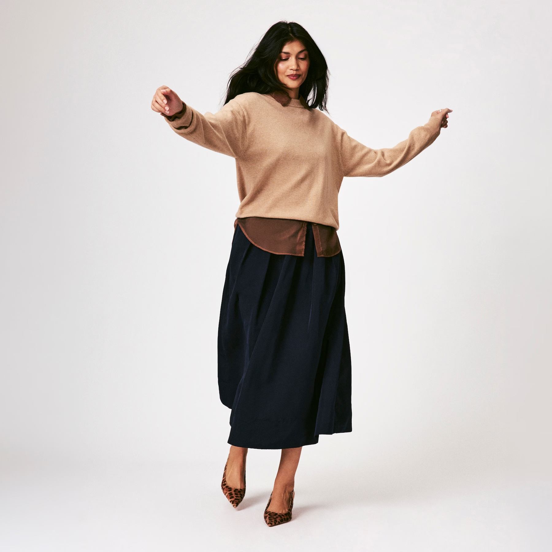 f6wr072463_light_brown_on_figure_forward-facing_v2_1800_2400.png