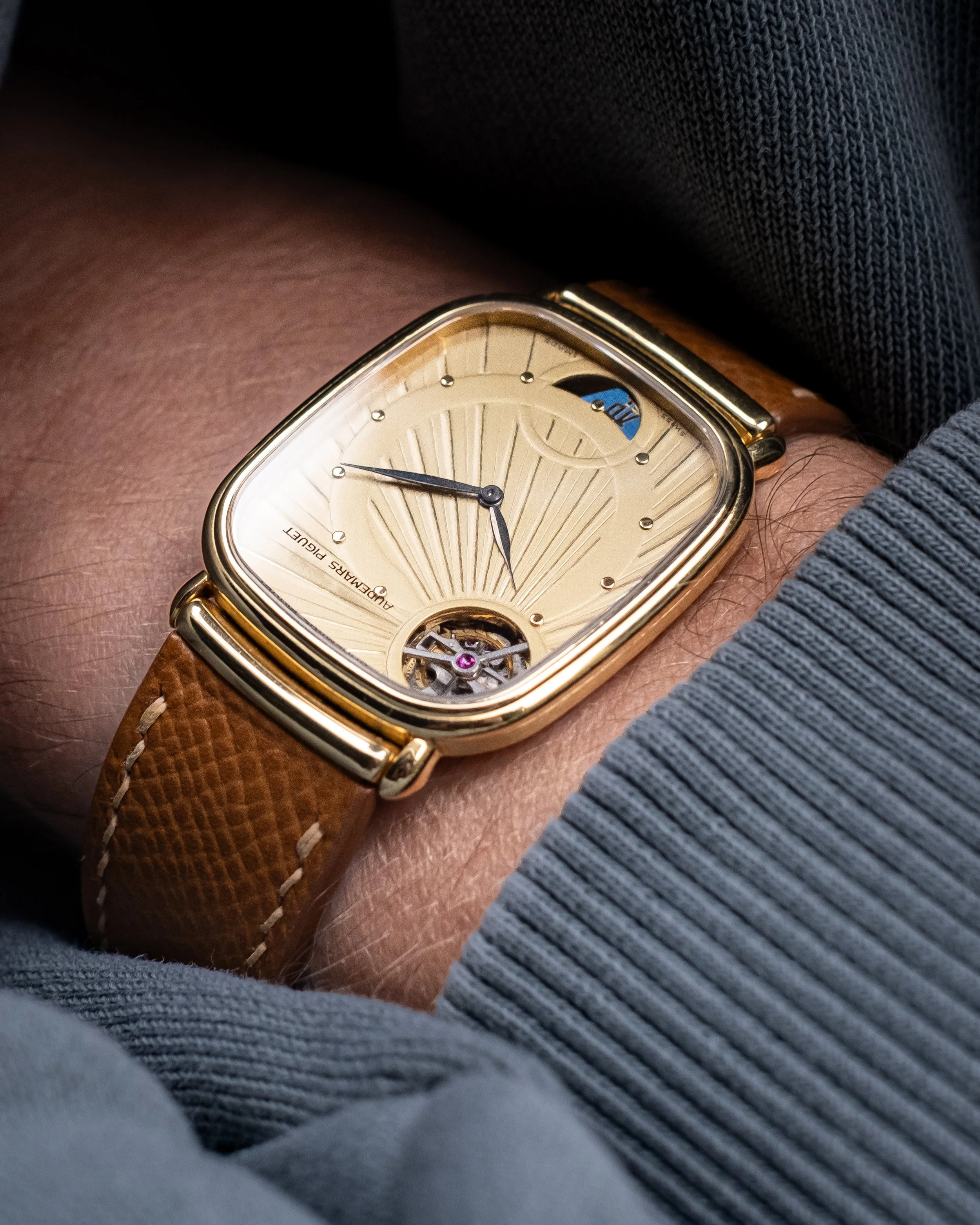 Montre Audemars Piguet Barrel - Cadran En Pierre De Lapis-lazuli, Modèle Dame Extrêmement Rare, Occasion