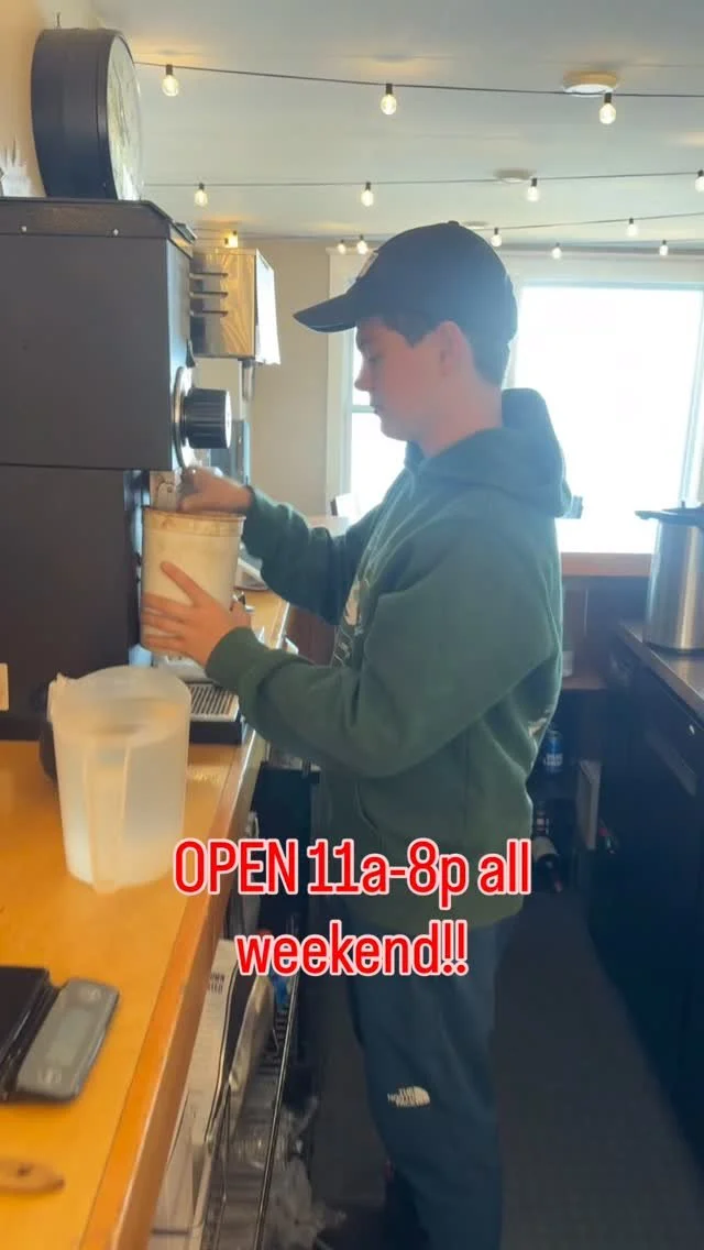 Kitchen is OPEN! This weekend is our last of the 2025 Summer! Come see us! The guys have it all ready to go!
#comesee #open #allday #pizza #donuts #drafts #maineislands #cascobay #summer25