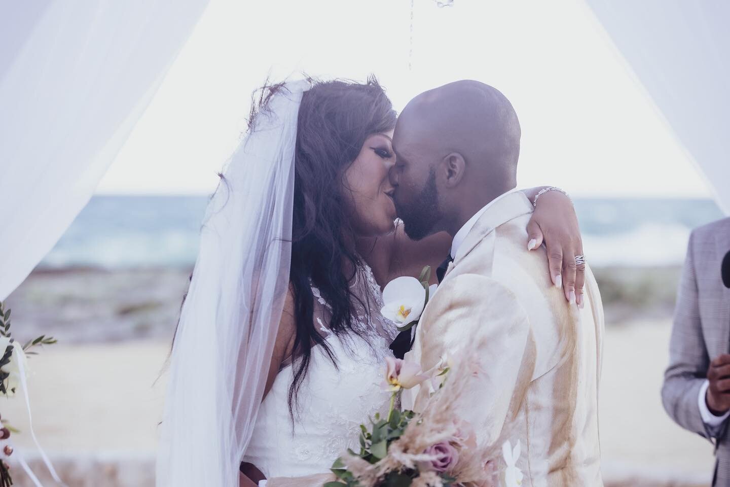 I can kiss you anytime I want but something about the designation of Mexico makes it sweeter. 

We love destination weddings, how about you 

My bride and groom @cassyfaith18 @daking305 
celebrated their wedding in Mexico surrounded by their loved on