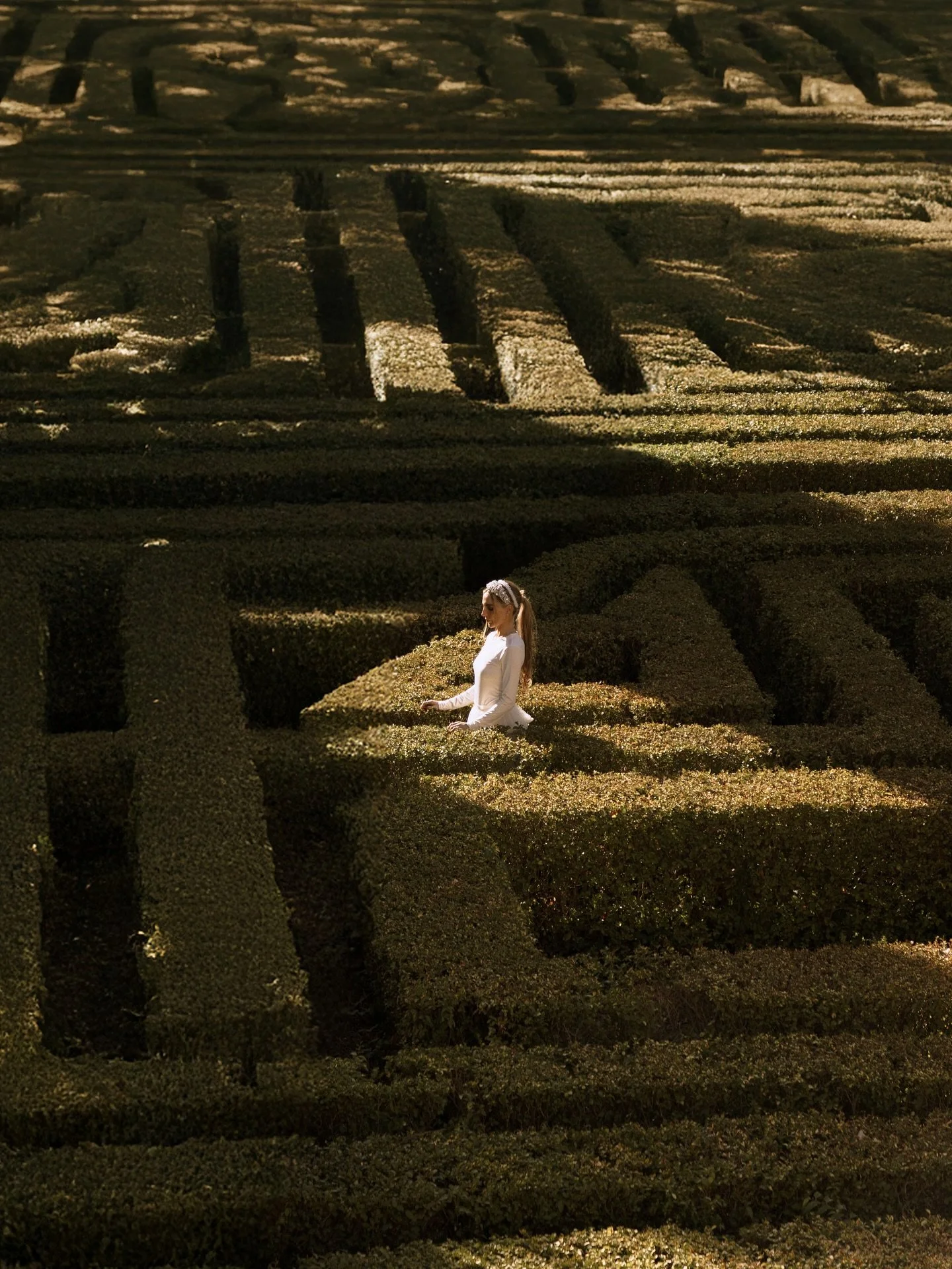 Nos quedan pocos lugares disponibles para bodas 2026. 

Modelo: @anaferegrino_ 
Fotograf&iacute;a: @figueroandrea_ 
Accesorios, velos y calzado: @aguiarnovias 
Falda de tul: @studio.rituales 
Styling: @taaromilk 
@valentinafilm___ 

#editorialwedding