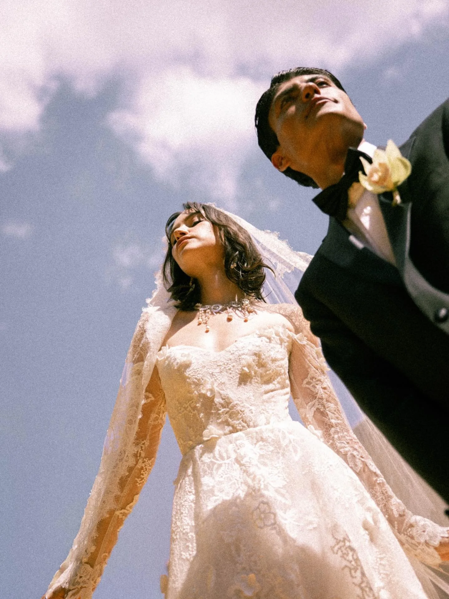 Me obsesionan las texturas, las sombras y los &aacute;ngulos inesperados.
Y en esta sesi&oacute;n pude jugar con todo eso.
Gracias por confiar en mi ojo y en mi forma de dirigir.

Producci&oacute;n, Dise&ntilde;o y Styling:  Frida Enamorada @fridaena