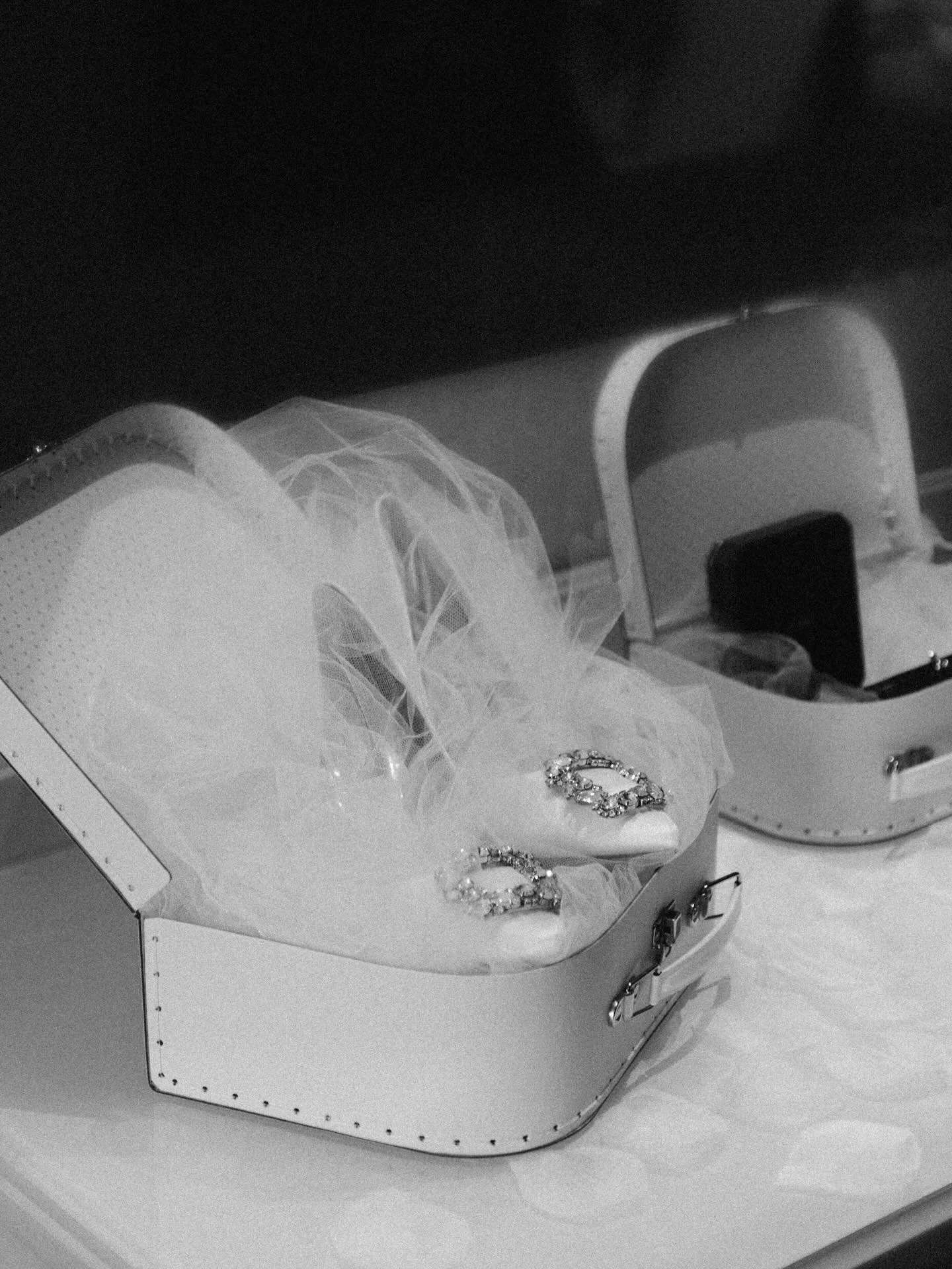 Amo capturar esas peque&ntilde;as cosas
que sostienen todo el d&iacute;a.

@ximenavcft 

#wedding #weddingphotography #editorial #weddingdetail #editorialweddingphotographer