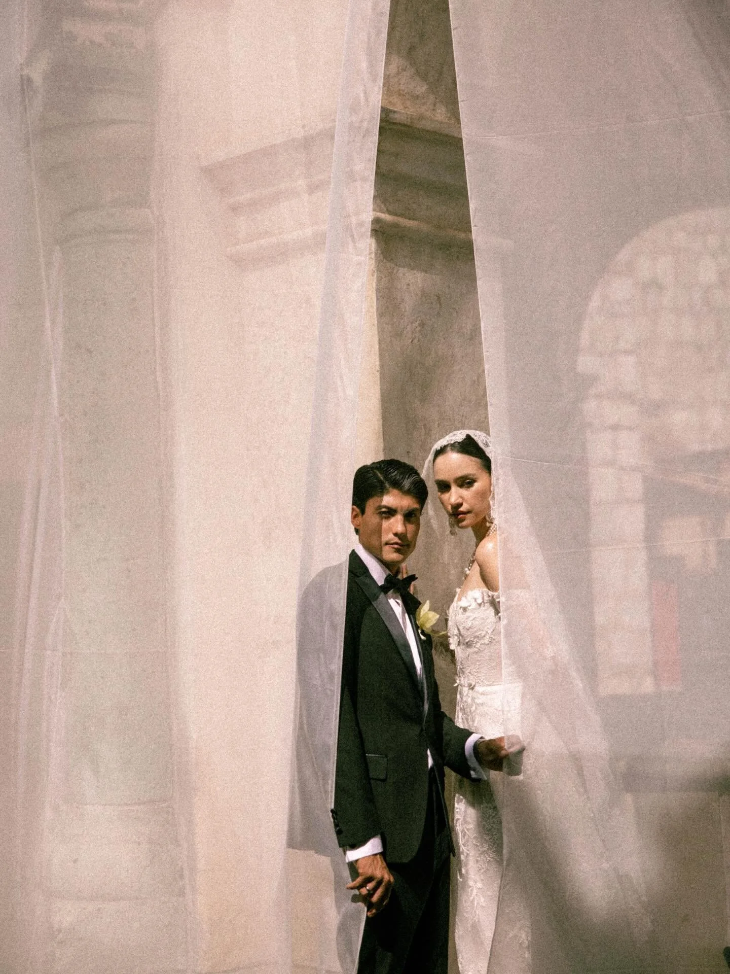 No todo es pose perfecta.
A veces es el movimiento, el gesto chiquito, la sombra en el lugar exacto.
Esta sesi&oacute;n tuvo mucho de eso. Por eso me encanta lo editorial y poder experimentar, amo total!

Producci&oacute;n, Dise&ntilde;o y Styling:  