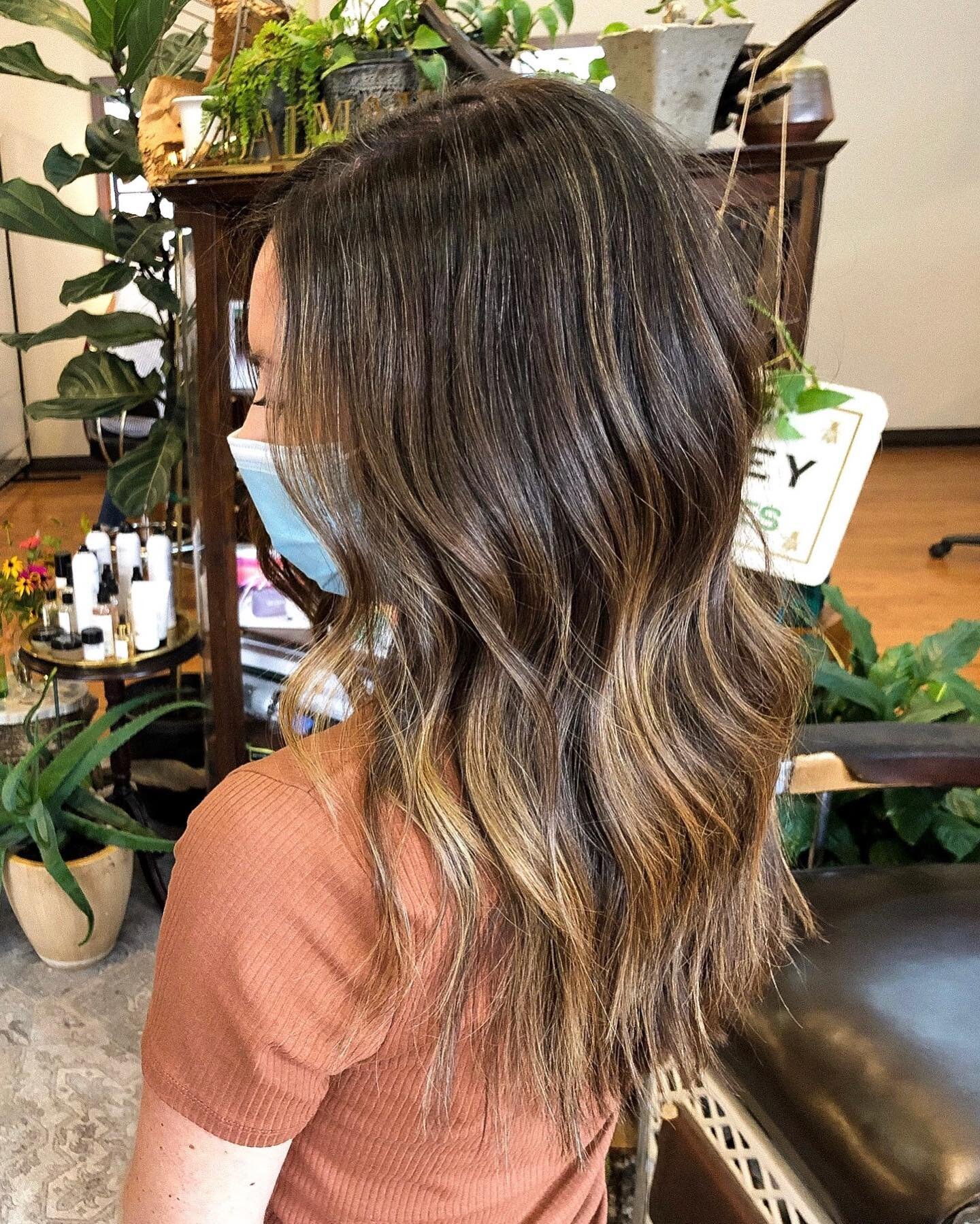 Fall is here and I&rsquo;m so excited for all the warm tones I&rsquo;m seeing 🍂 ⁣
⁣
Thank you so much for the trust, Jennifer! It&rsquo;s always a pleasure doing your hair :)⁣
⁣
#gsohairstylist #localhoneysalon