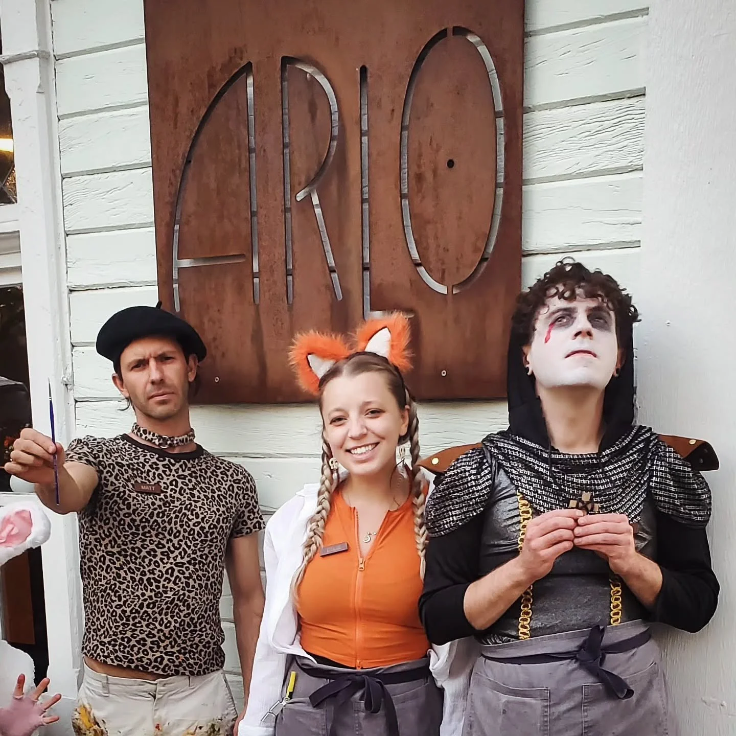 🎃🦇 Happy Arloween! 💀🐈&zwj;⬛ October 31st, our annual spooky moviethon returns! Diners on the patio will enjoy heaters, themed cocktails, and spooky movies projected across the restaurant's exterior wall. 
🍽️🔪🍷Make your reservation for the pati