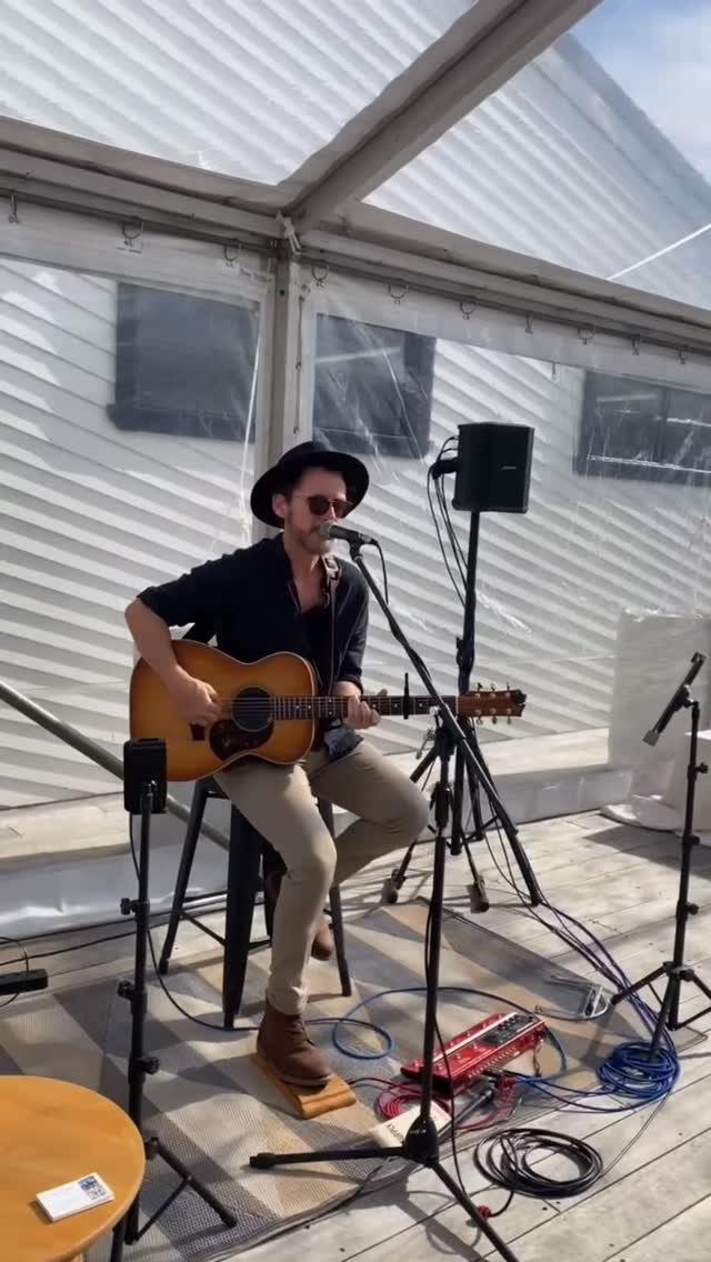 What a treat it was to spend a sunny Saturday morning in Byron Bay in front of the surf at the famous @byronbayslsc with these superstars ✨☀️🌊🏄🏻‍♂️
@modern_love_celebrant
@vanessabakersoulmusic
@tiarnarobertsonmakeup
@functions.at.byronbays