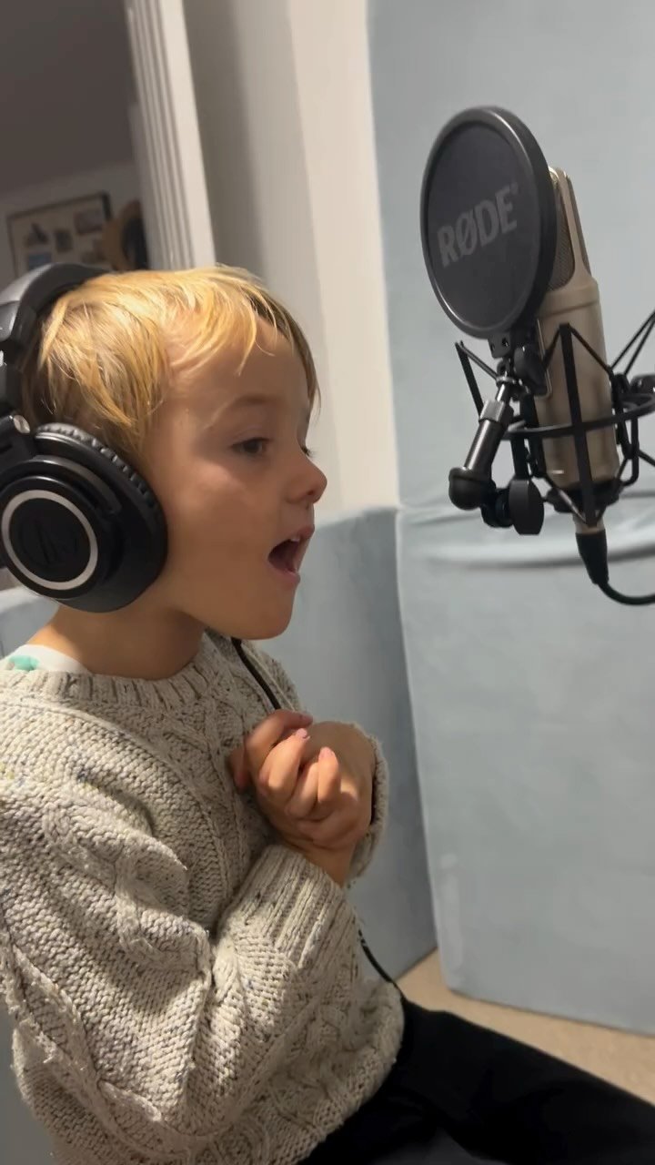 Captured a little moment playing in the studio w my main man L.A ✨
Lyrics;
“Remember, member maybe
Remember, member maybe
Yeah yeah yeah
Yeah yeah yeah
I can never see the whole world
Because when I know
Oh yeah
Maybe
When the world belon